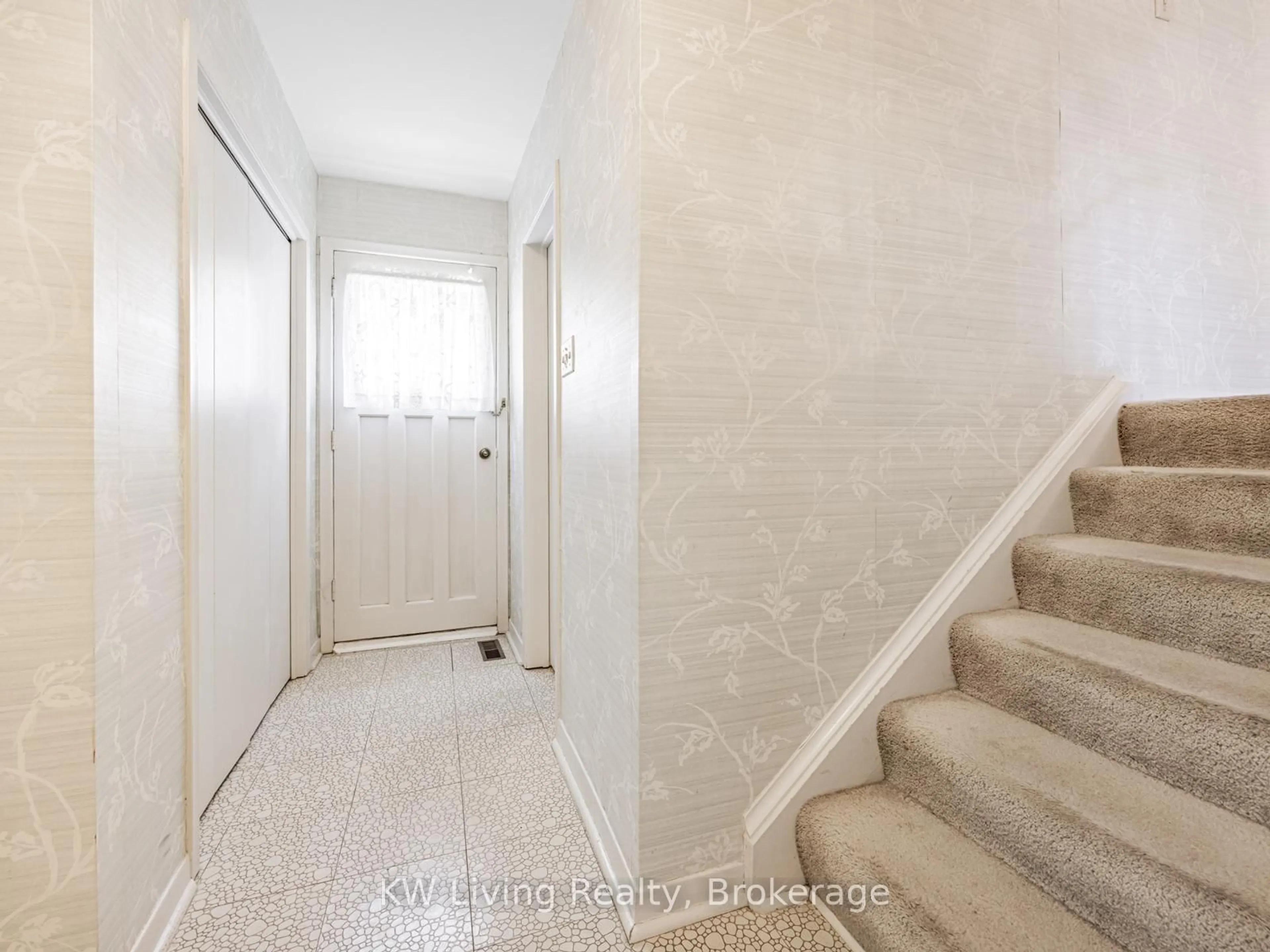 Indoor entryway for 26 Goodview Rd, Toronto Ontario M2J 2K5