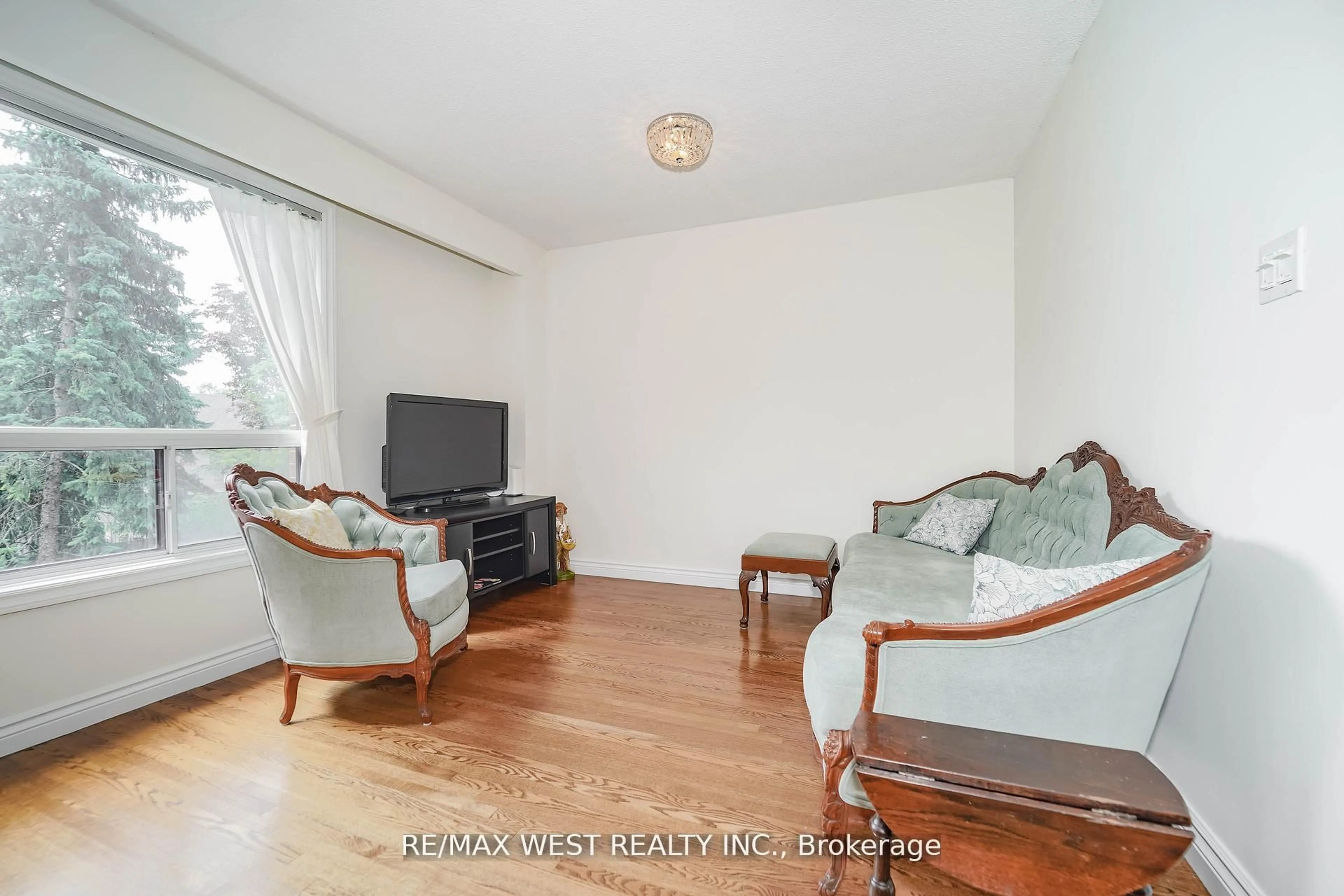 Living room with furniture, wood/laminate floor for 6 Yetta Shepway, Toronto Ontario M2J 1X9