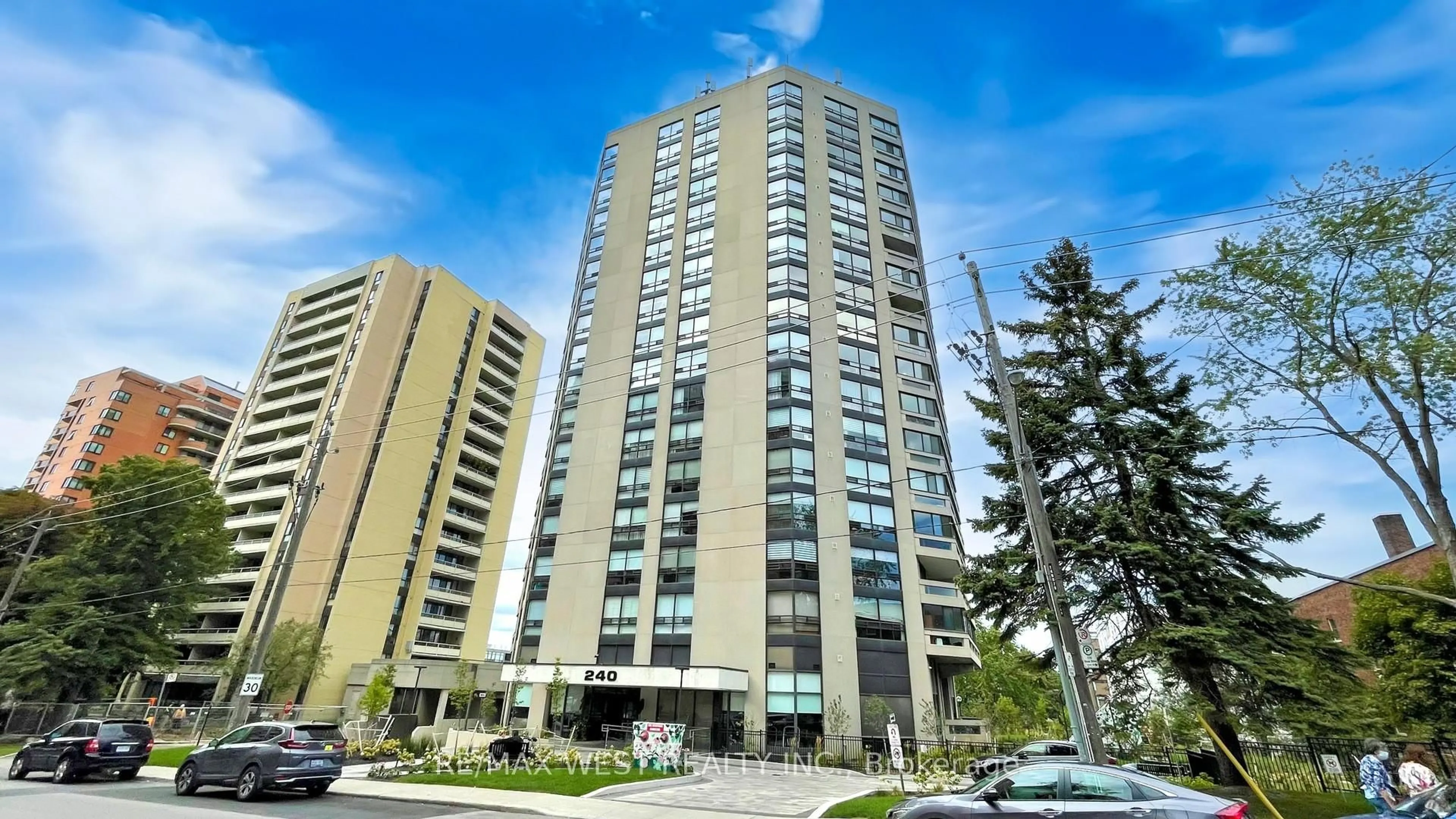 Indoor foyer for 240 Heath St #801, Toronto Ontario M5P 3L5
