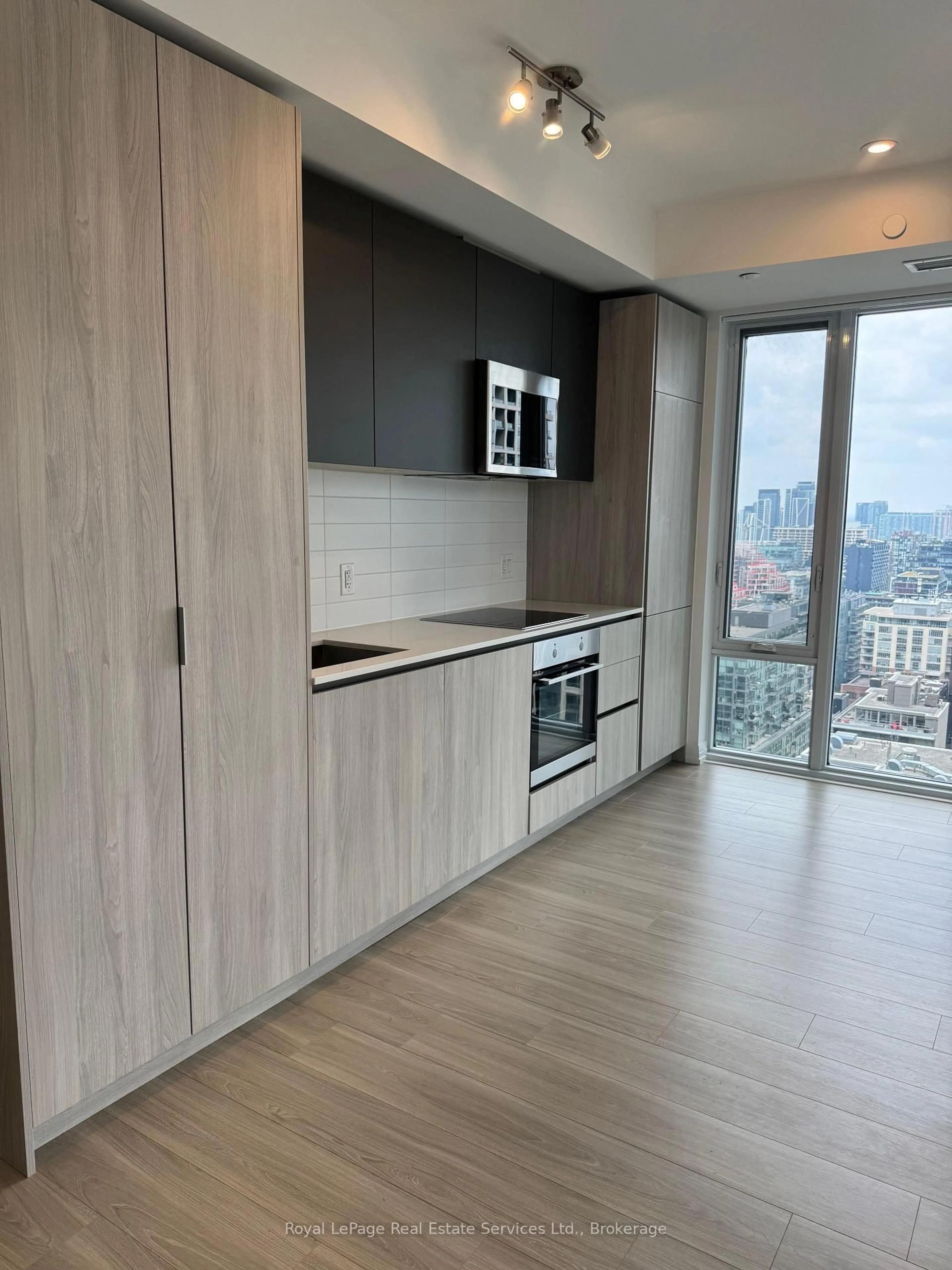 Standard kitchen, unknown for 28 Widmer St #2725, Toronto Ontario M5V 0T2