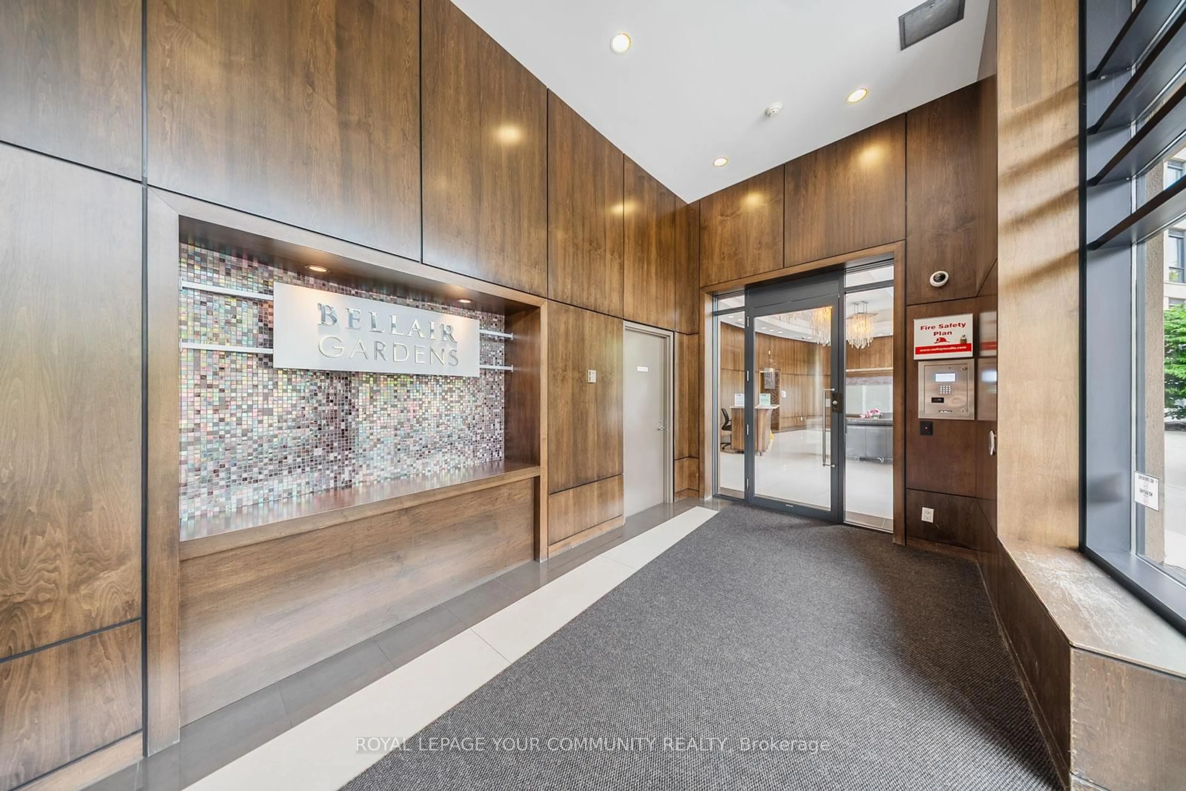 Indoor foyer for 18 Valley Woods Rd #716, Toronto Ontario M3A 0A1