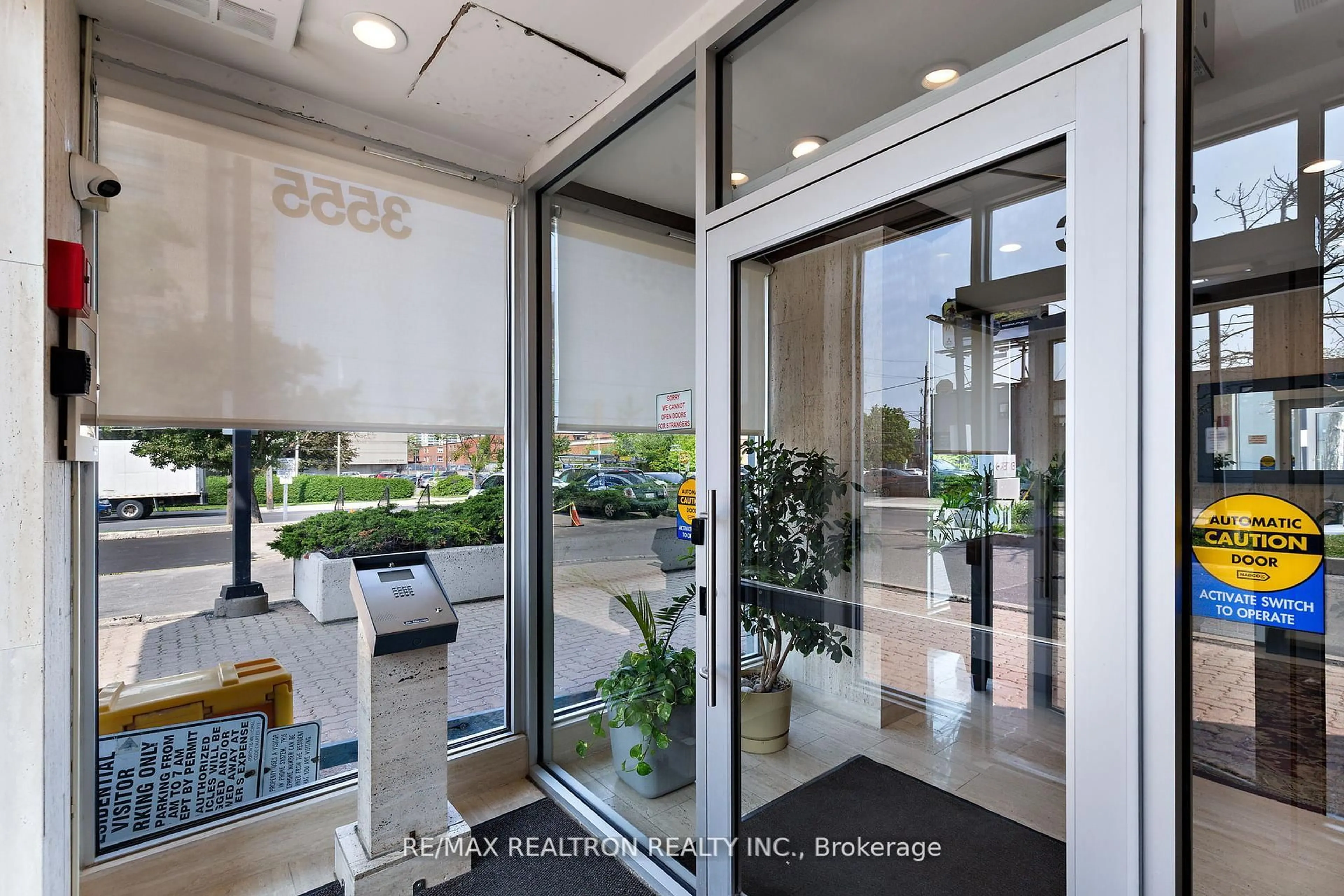 Indoor foyer for 3555 Bathurst St ##205, Toronto Ontario M6A 2Y8