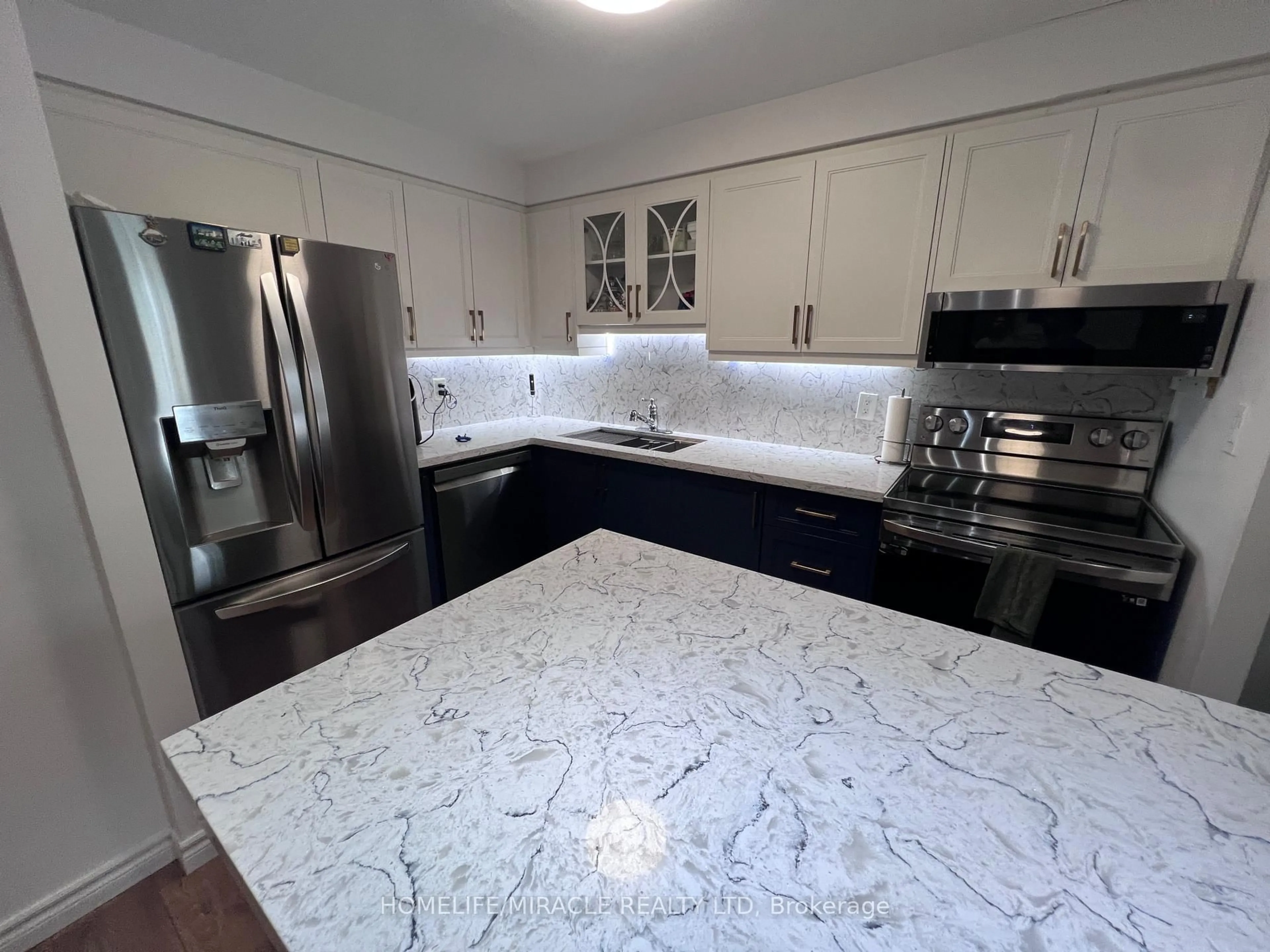 Open concept kitchen, ceramic/tile floor for 5 Shady Golfway #105, Toronto Ontario M3C 3A5