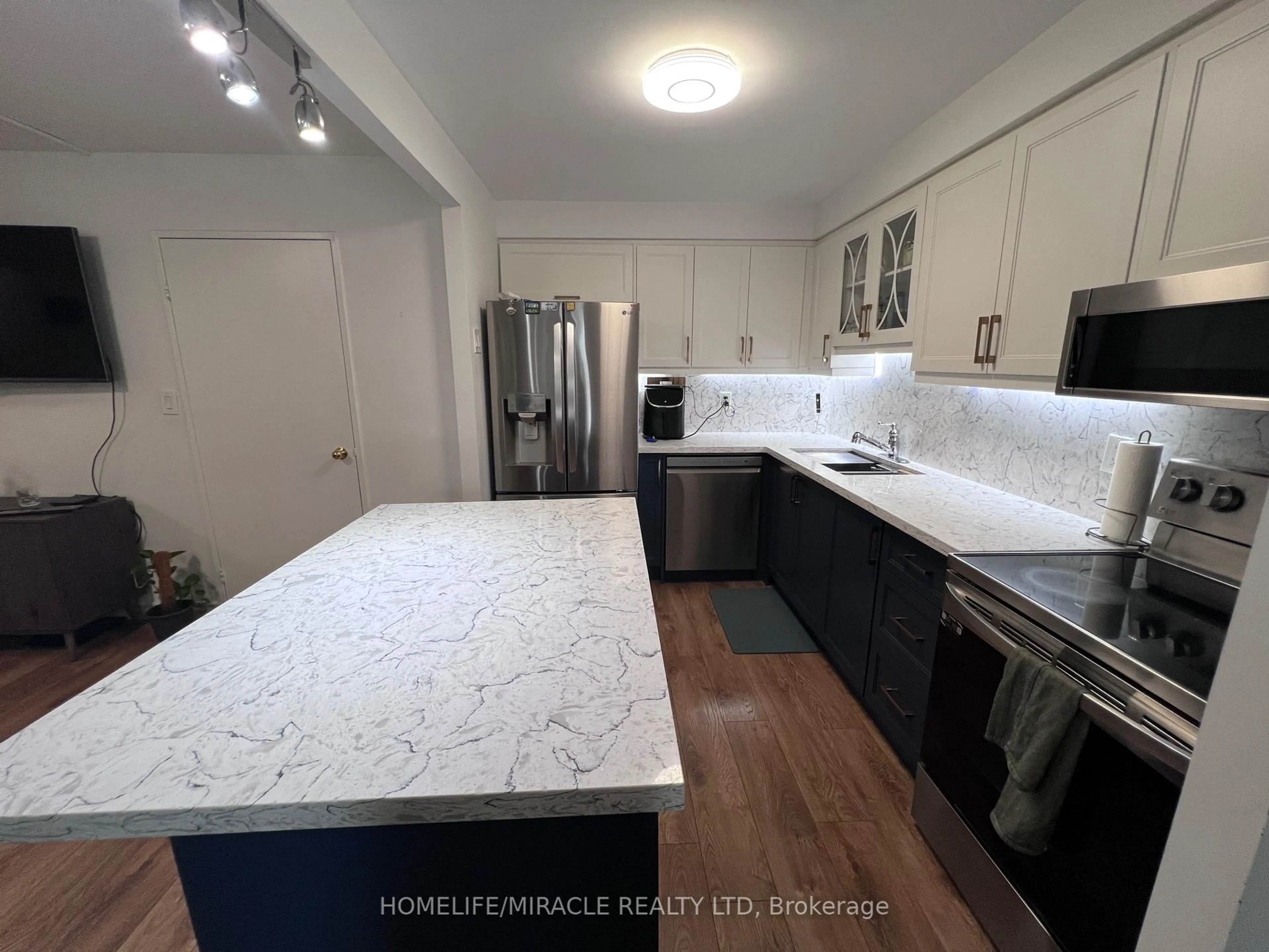 Standard kitchen, unknown for 5 Shady Golfway #105, Toronto Ontario M3C 3A5