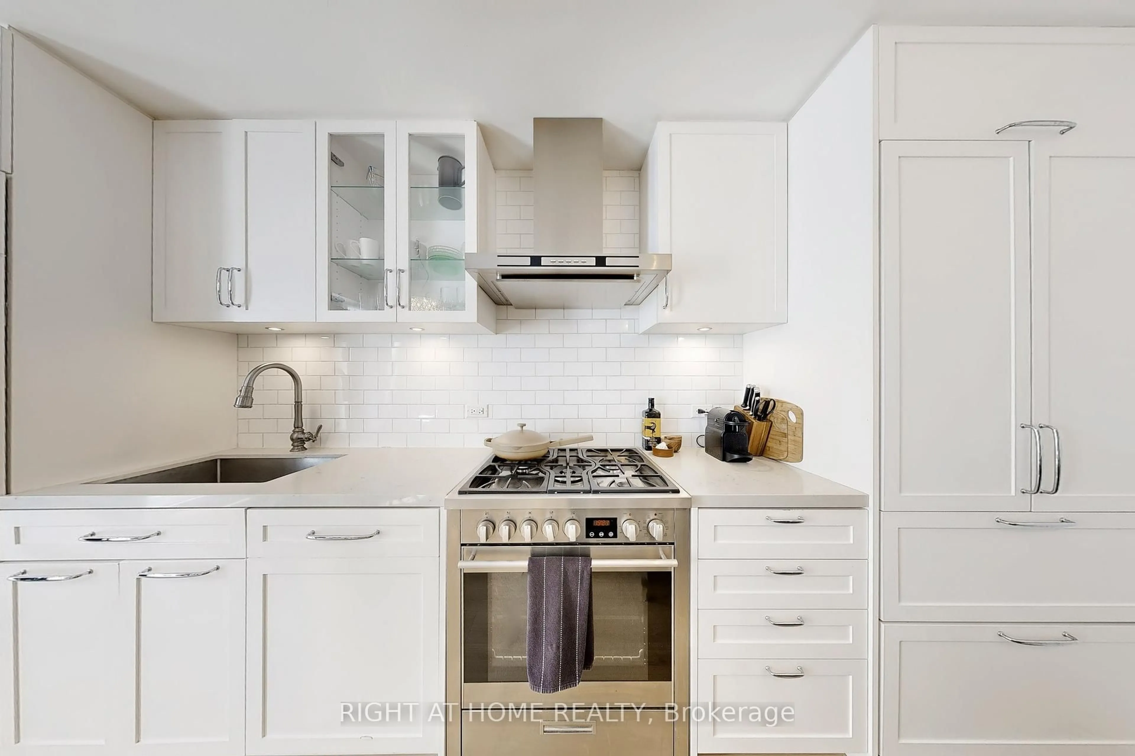 Contemporary kitchen, ceramic/tile floor for 25 Malcolm Rd #TH-112, Toronto Ontario M4G 0C1