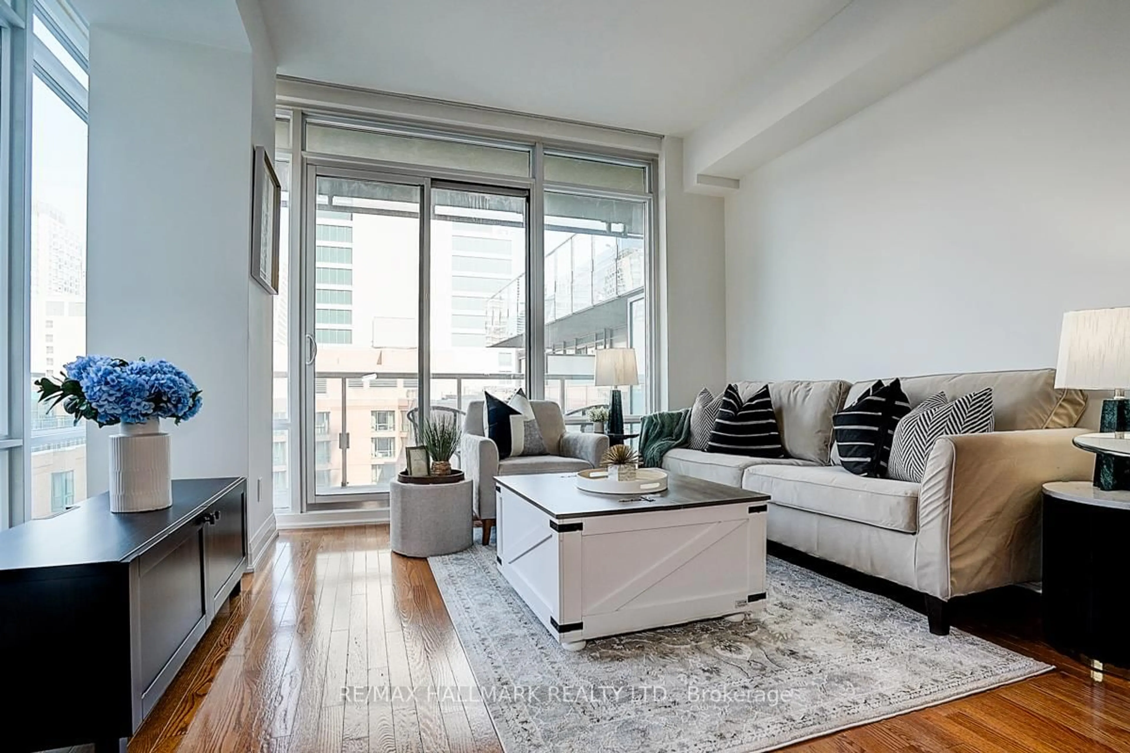 Living room with furniture, unknown for 1 Bedford Rd #819, Toronto Ontario M5R 2B5