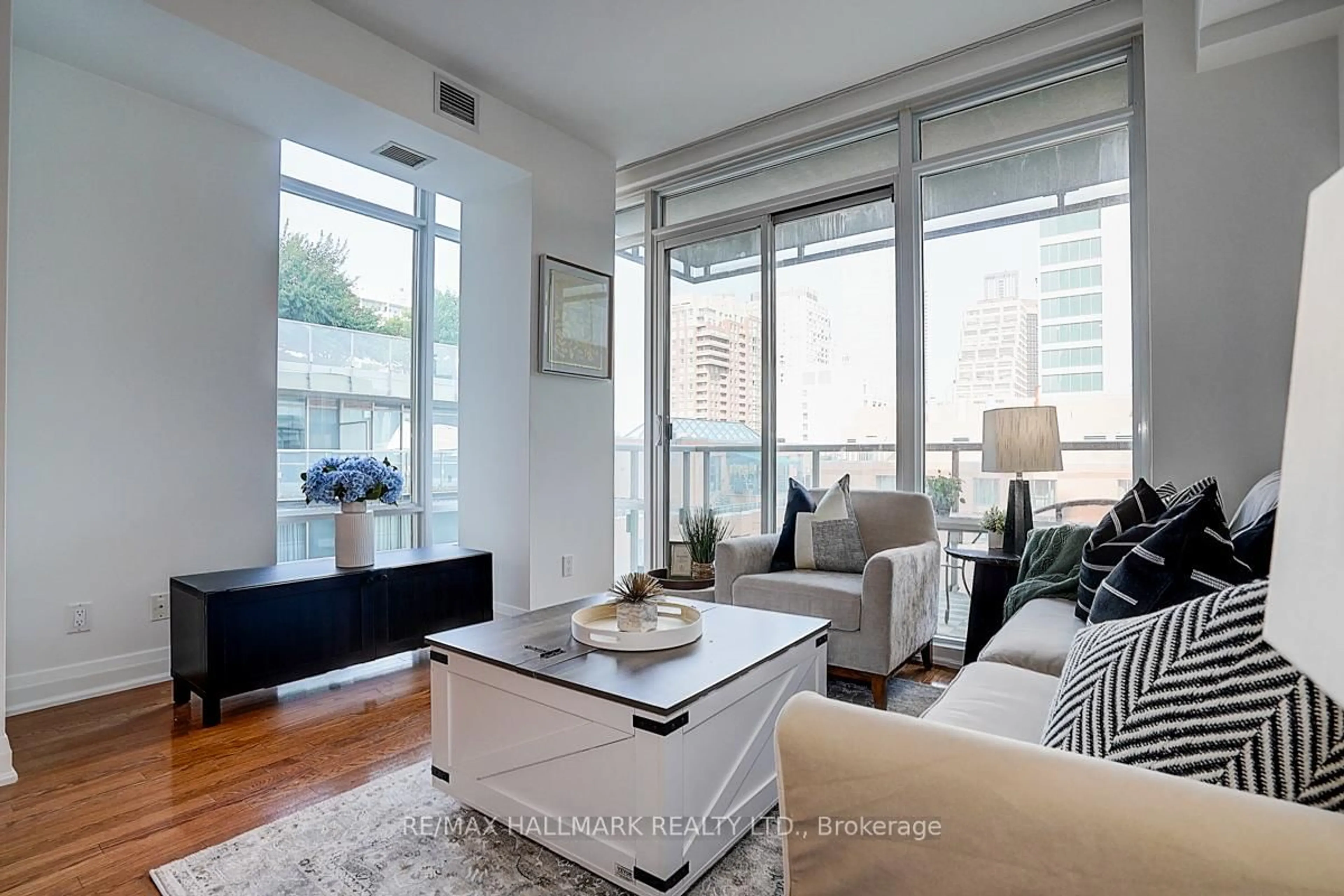 Living room with furniture, unknown for 1 Bedford Rd #819, Toronto Ontario M5R 2B5