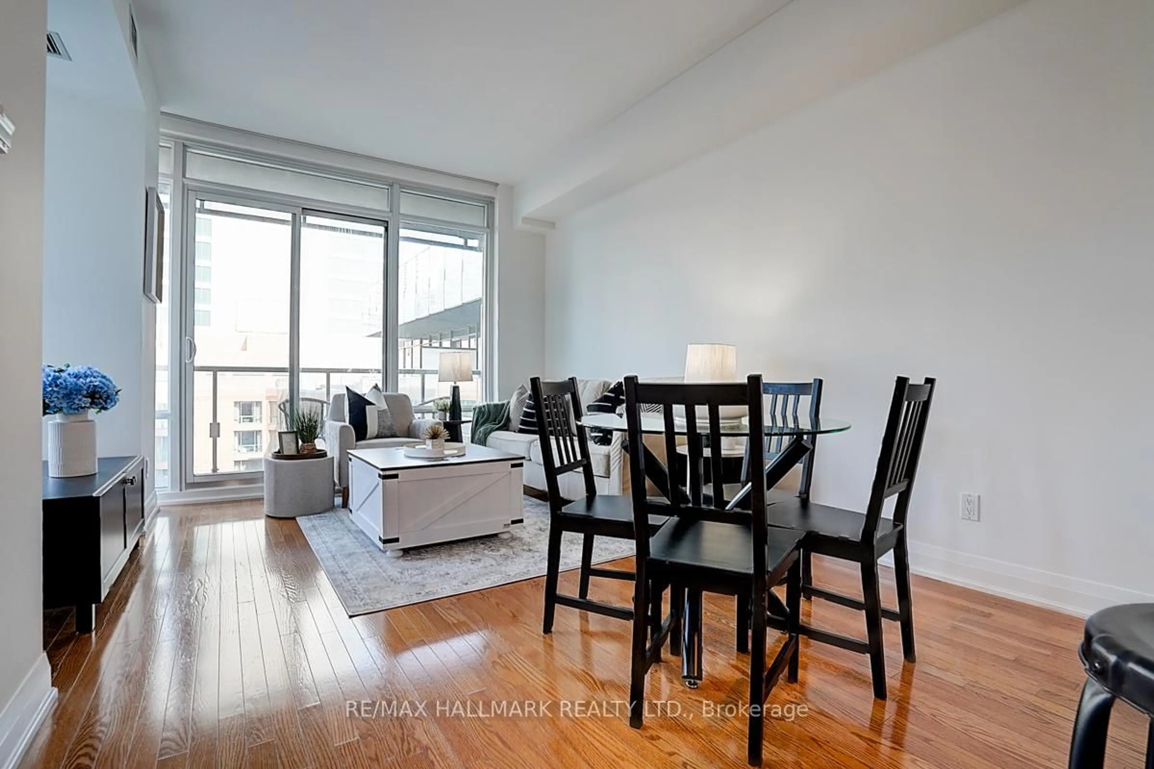 Living room with furniture, wood/laminate floor for 1 Bedford Rd #819, Toronto Ontario M5R 2B5