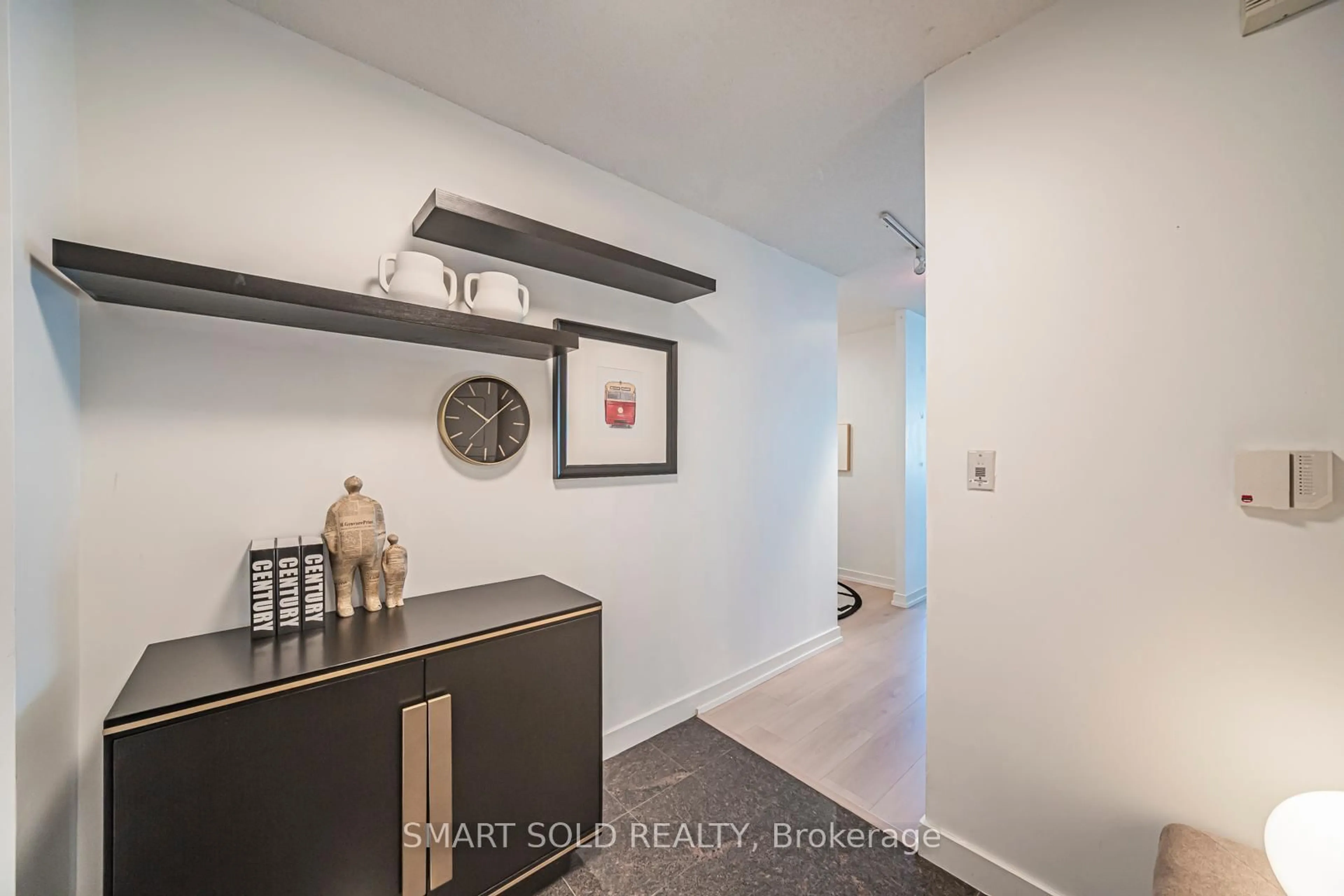 Indoor entryway for 81 Navy Wharf Crt #2710, Toronto Ontario M5V 3S2