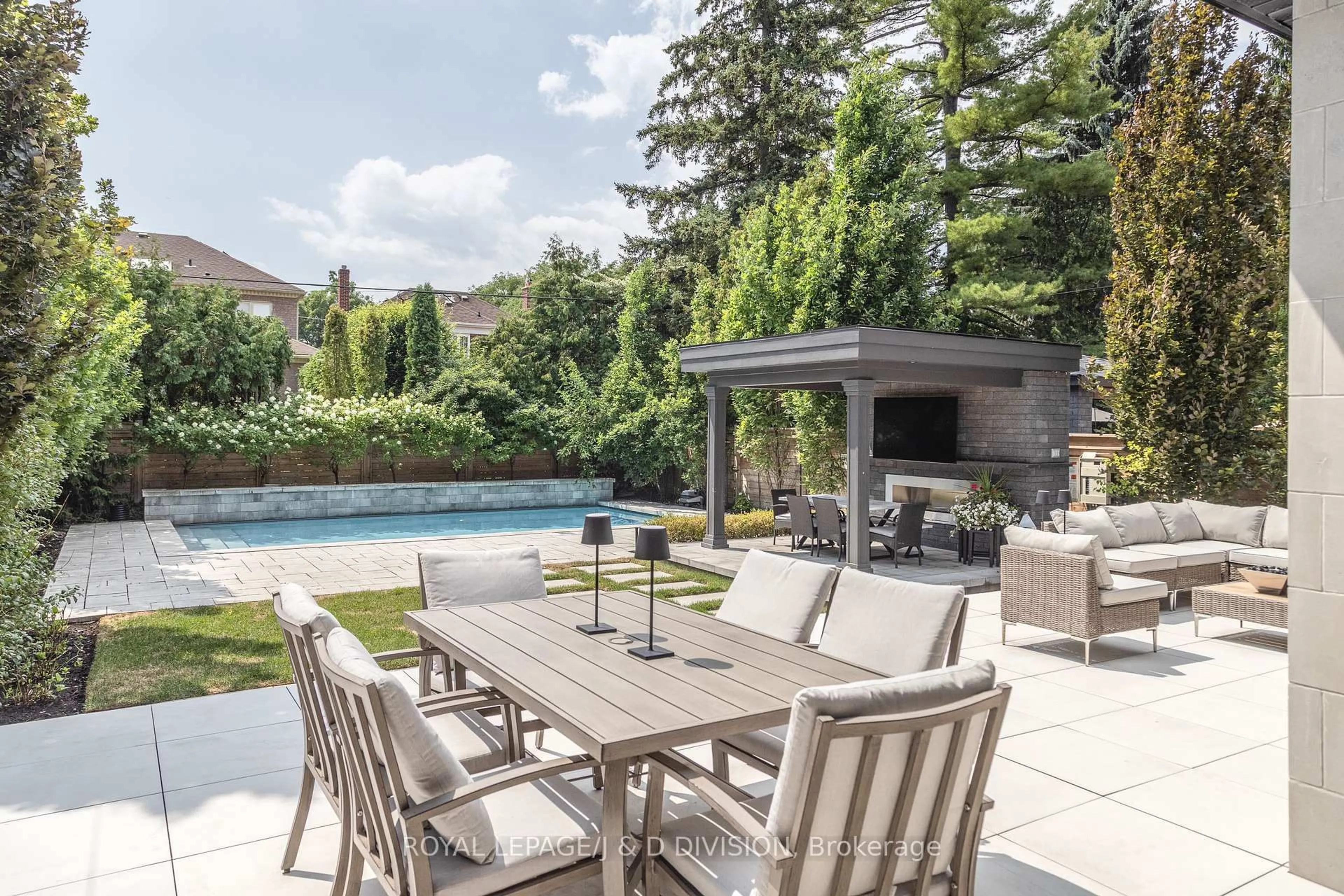 Patio, street for 127 Ridley Blvd, Toronto Ontario M5M 3L8