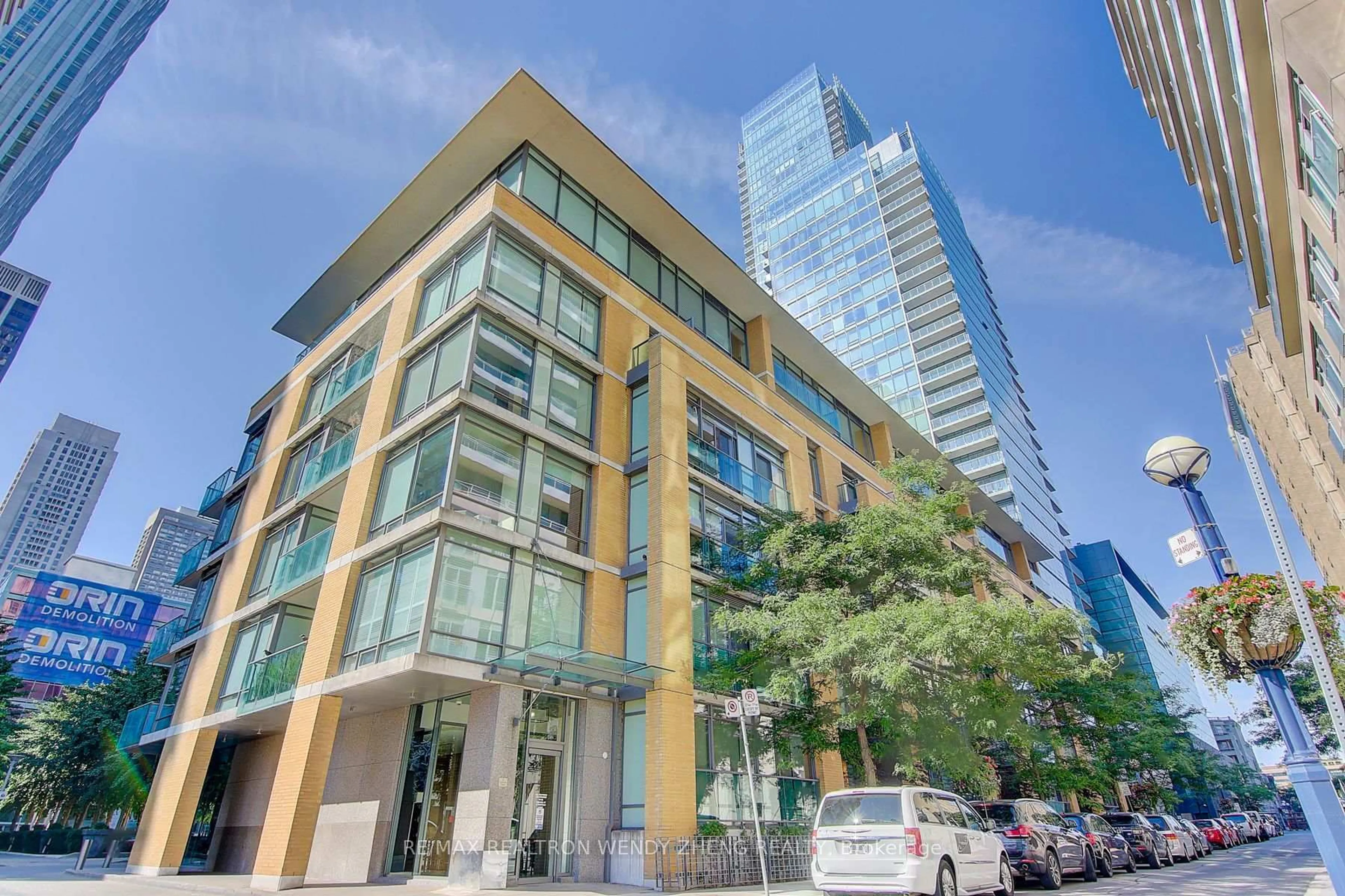 Indoor foyer for 21 Scollard St #411, Toronto Ontario M5R 1G1