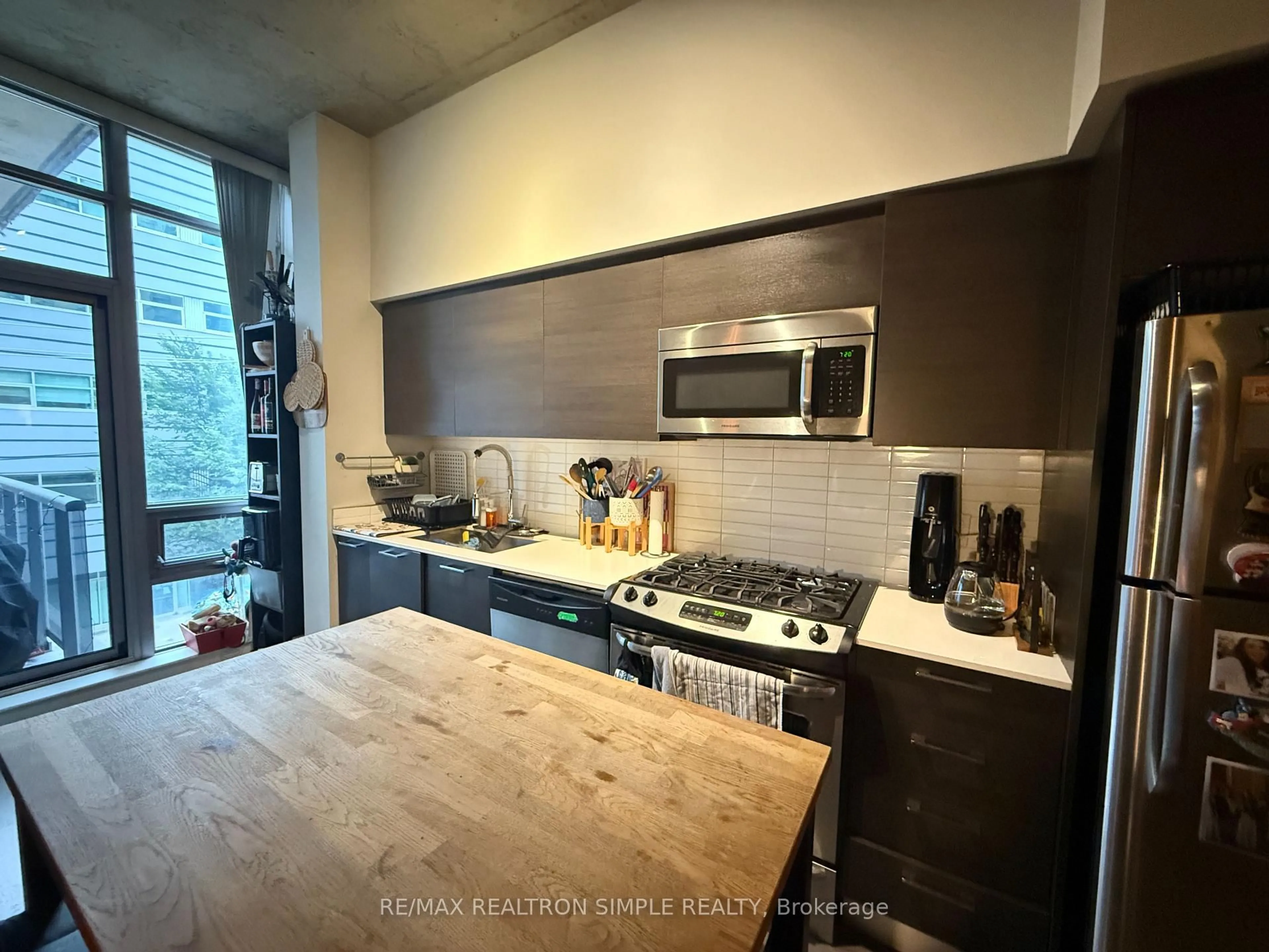 Unknown for 399 Adelaide St #305, Toronto Ontario M5V 1S4