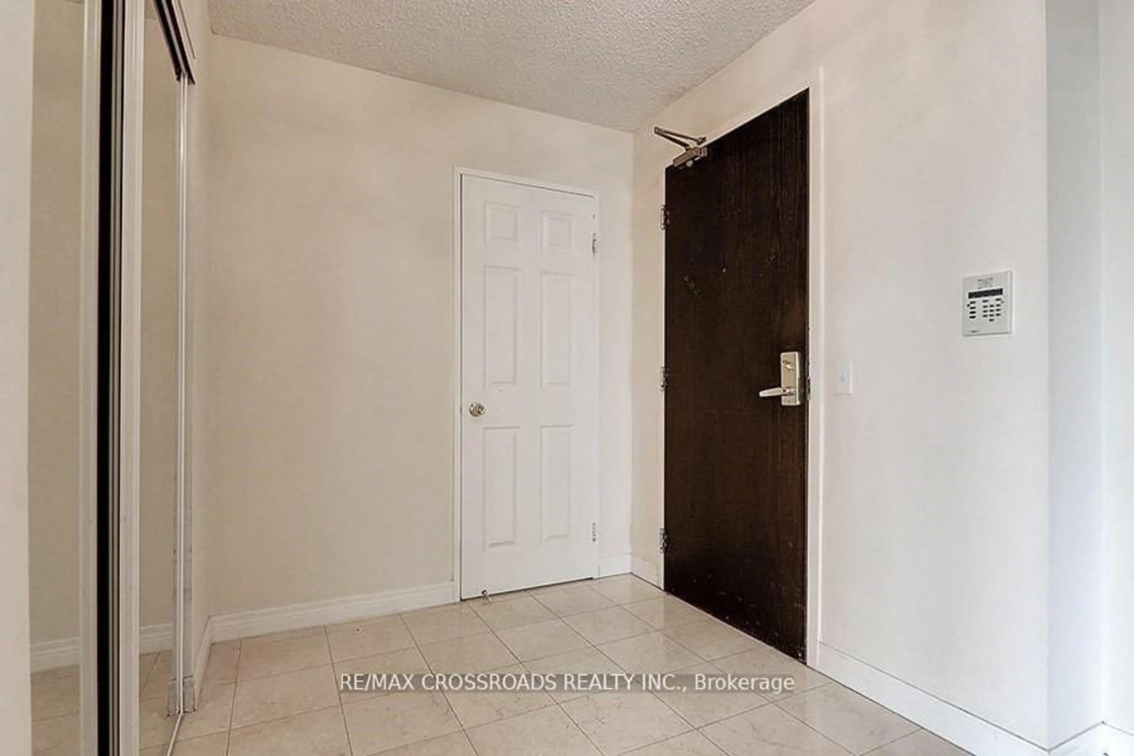 Indoor entryway for 18 Parkview Ave #2106, Toronto Ontario M2N 7H7