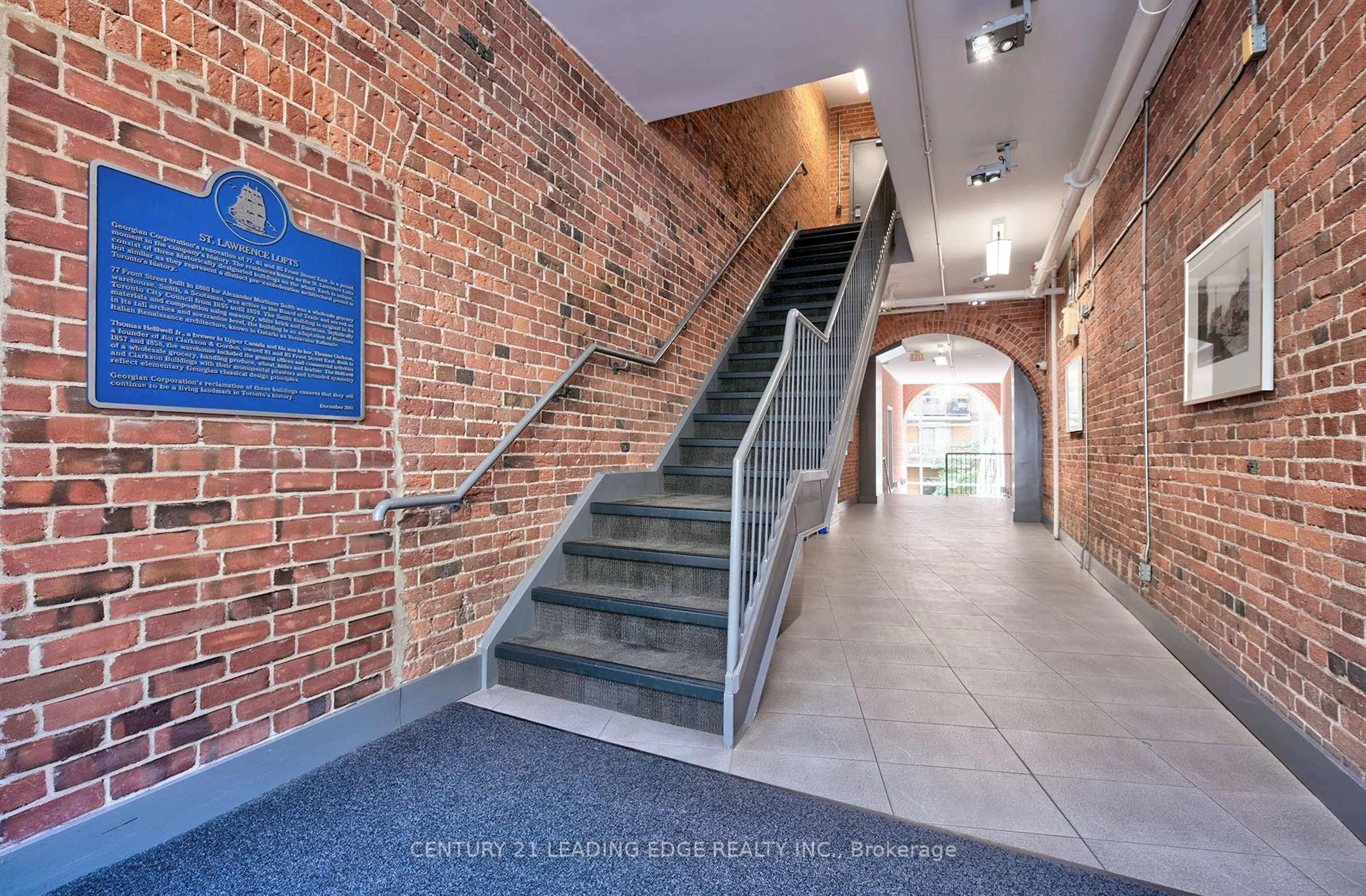 Indoor foyer for 81a Front St #418, Toronto Ontario M5E 1Z7