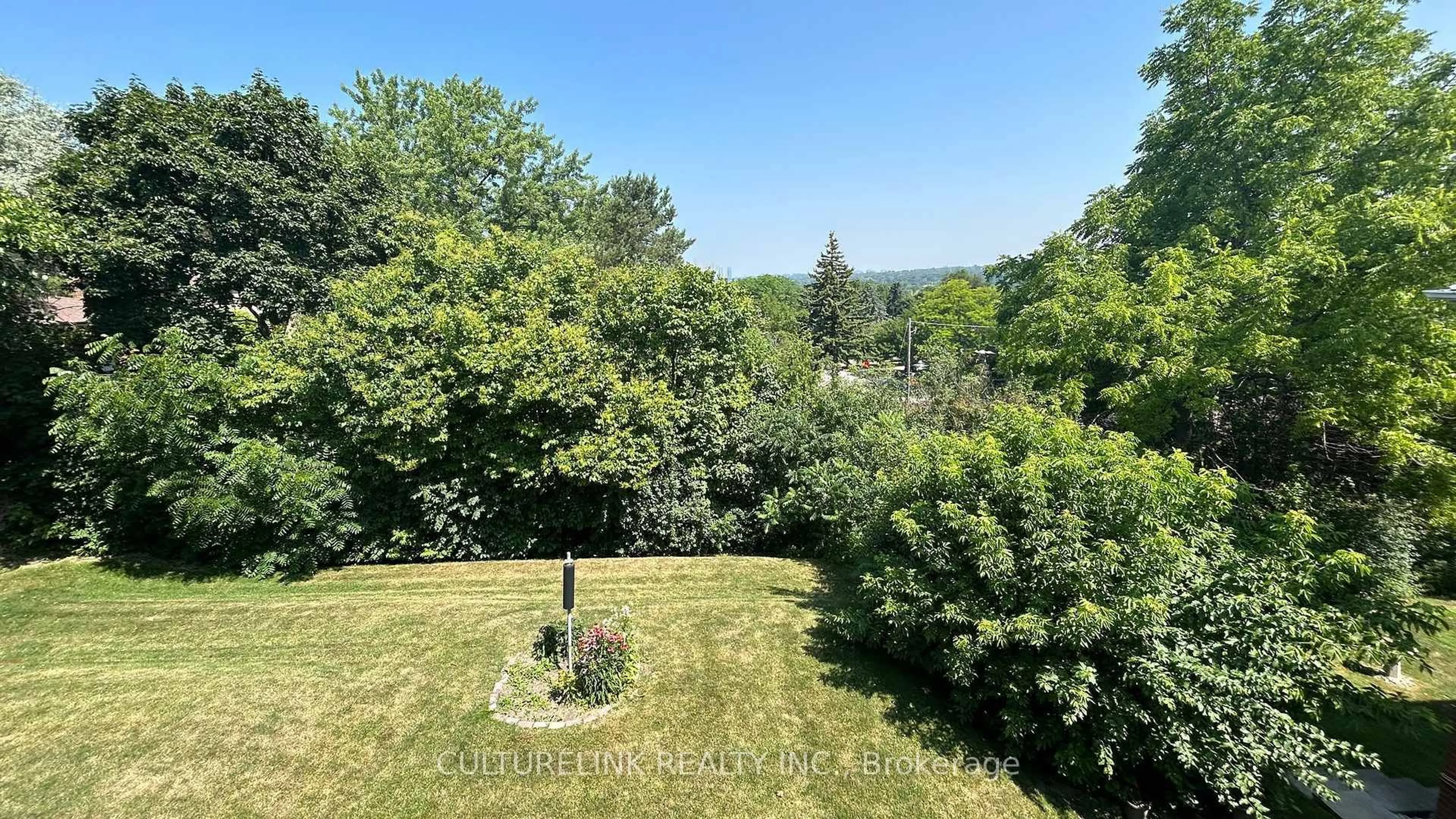 A pic from outside/outdoor area/front of a property/back of a property/a pic from drone, forest/trees view for 568 Cummer Ave, Toronto Ontario M2K 2M4