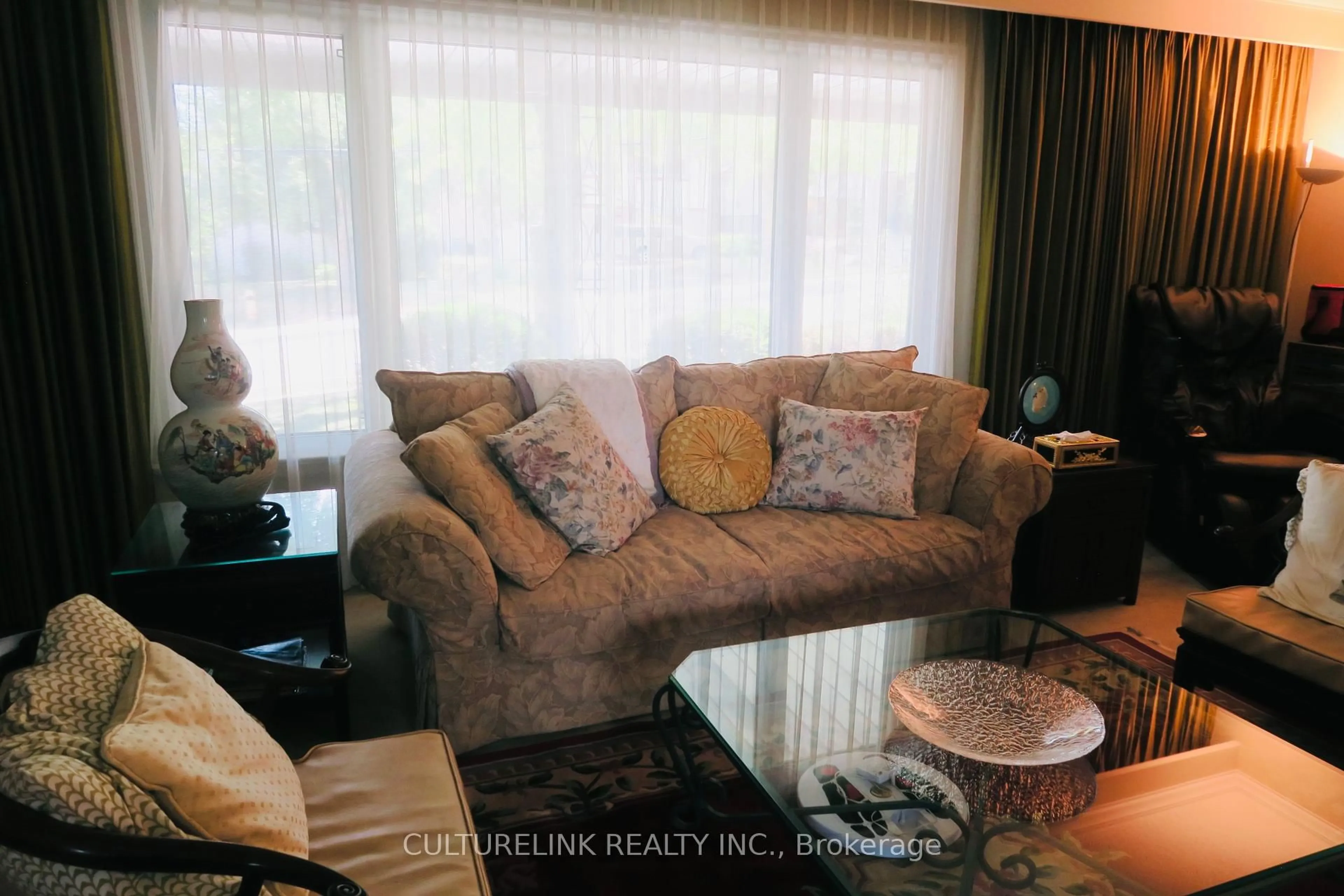 Living room with furniture, wood/laminate floor for 568 Cummer Ave, Toronto Ontario M2K 2M4