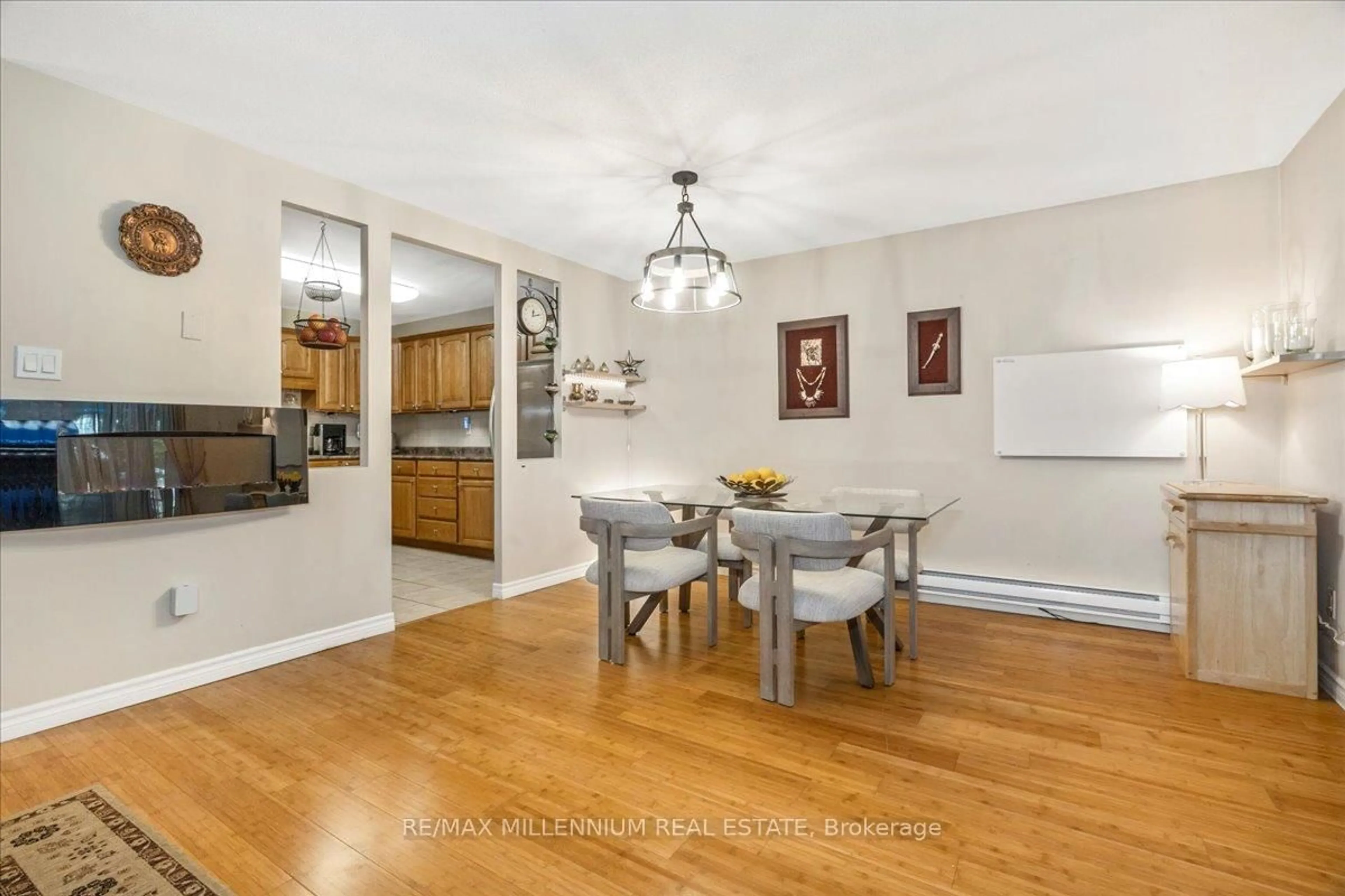 Dining room, wood/laminate floor for 25 Pebble Bywy #14, Toronto Ontario M2H 3J6