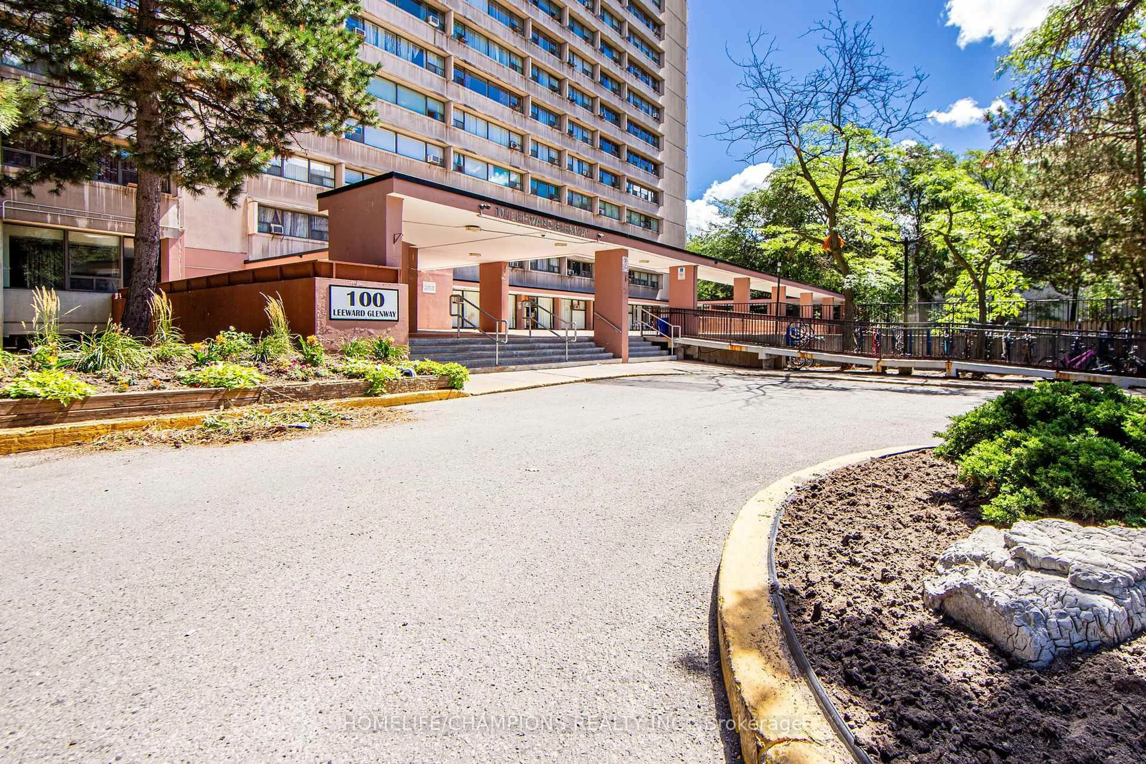 Patio, building for 100 Leeward Glwy #1210, Toronto Ontario M3C 2Z1