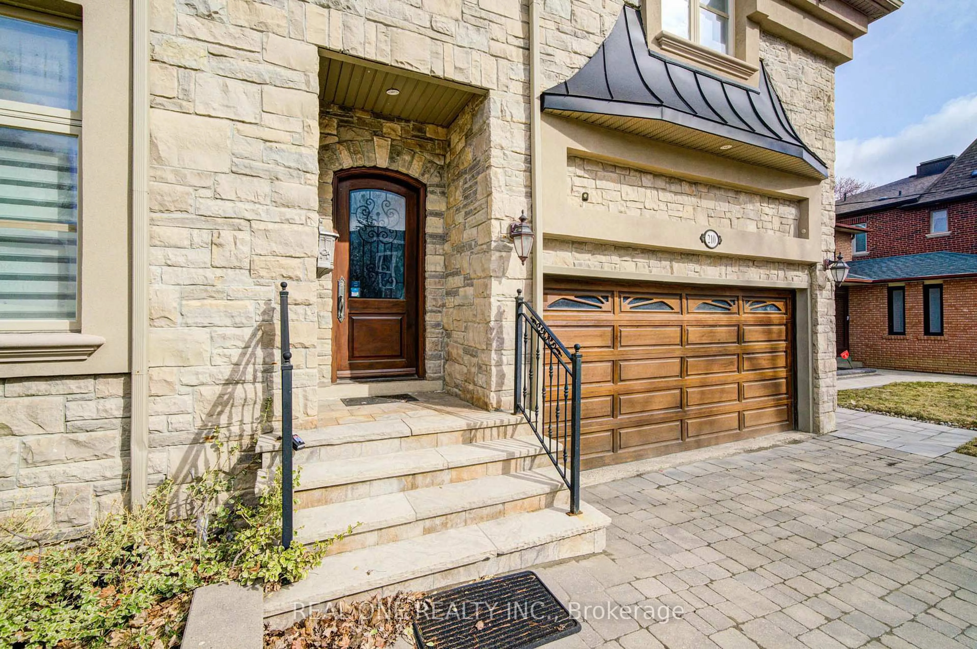 Indoor entryway for 210 Maplehurst Ave, Toronto Ontario M2N 3C2