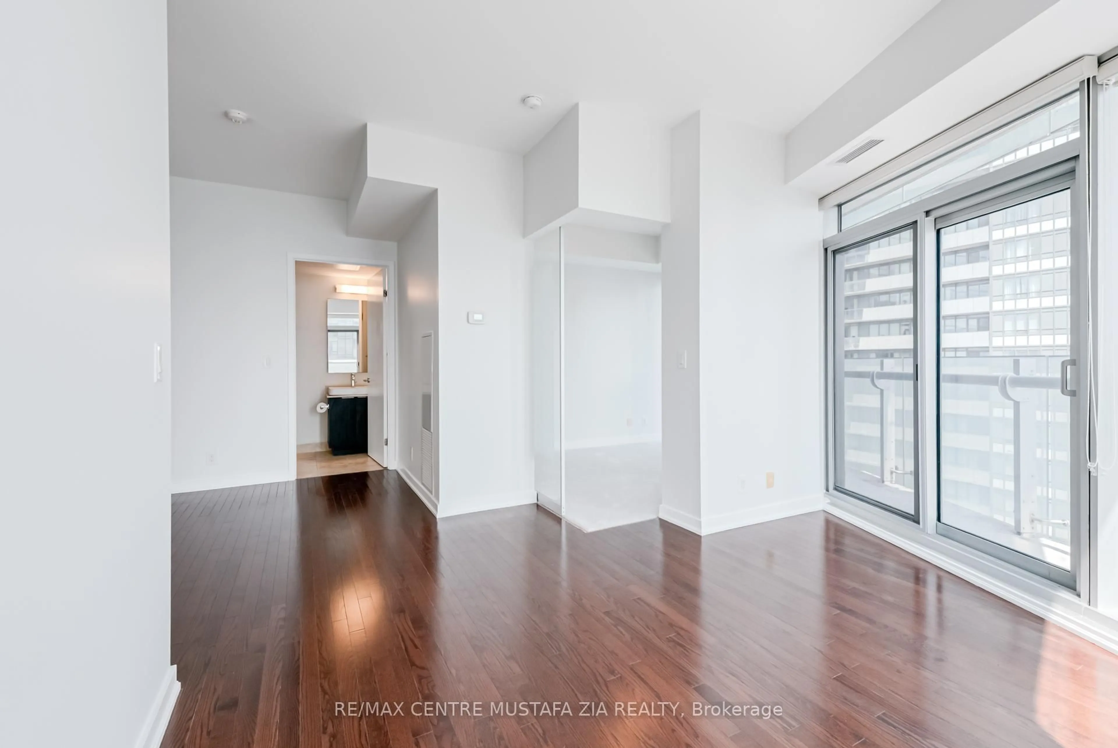 Unknown for 14 York St #2402, Toronto Ontario M5J 0B1