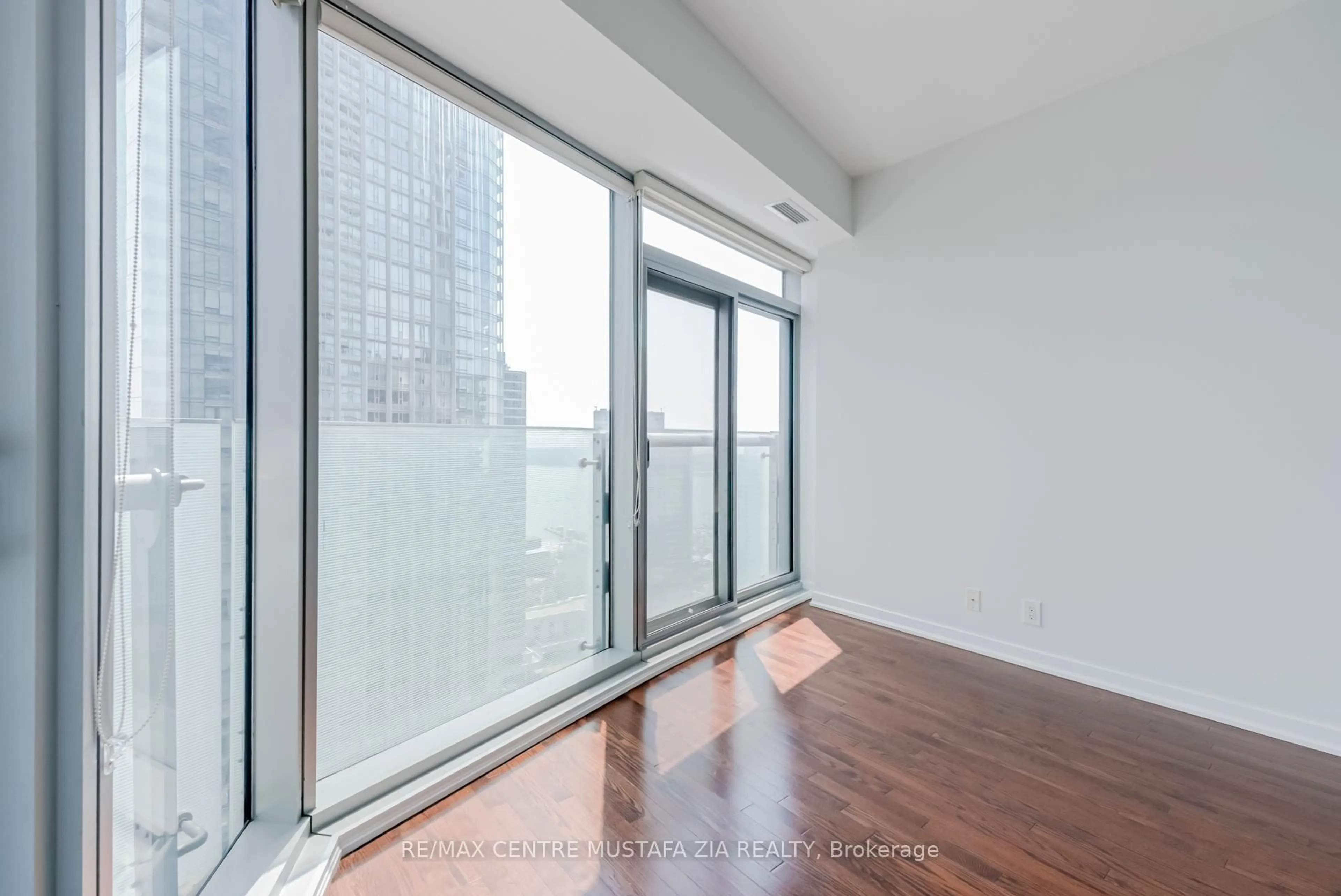A pic of a room for 14 York St #2402, Toronto Ontario M5J 0B1