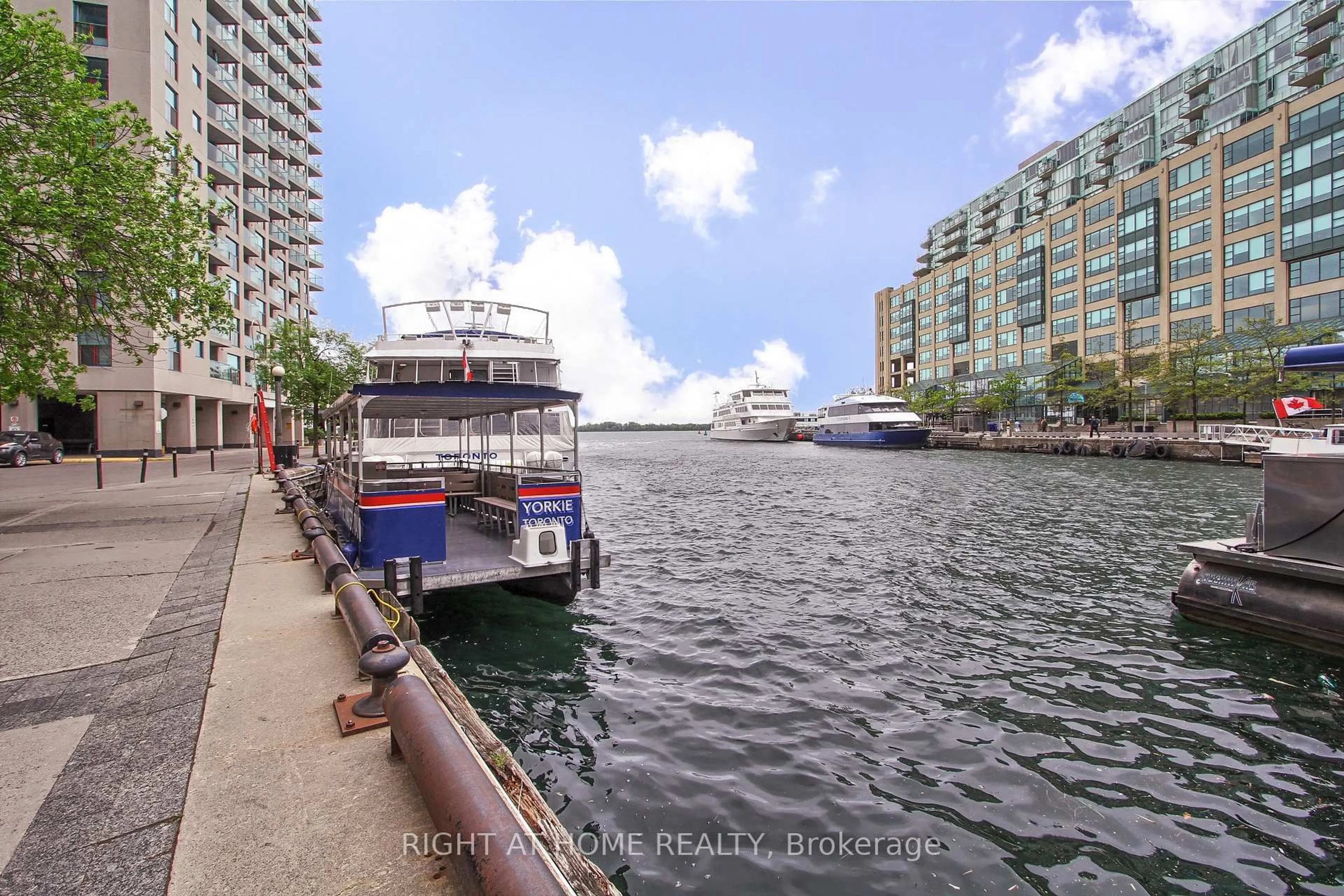 Blurry image for 77 Harbour Sq #504, Toronto Ontario M5J 2S2