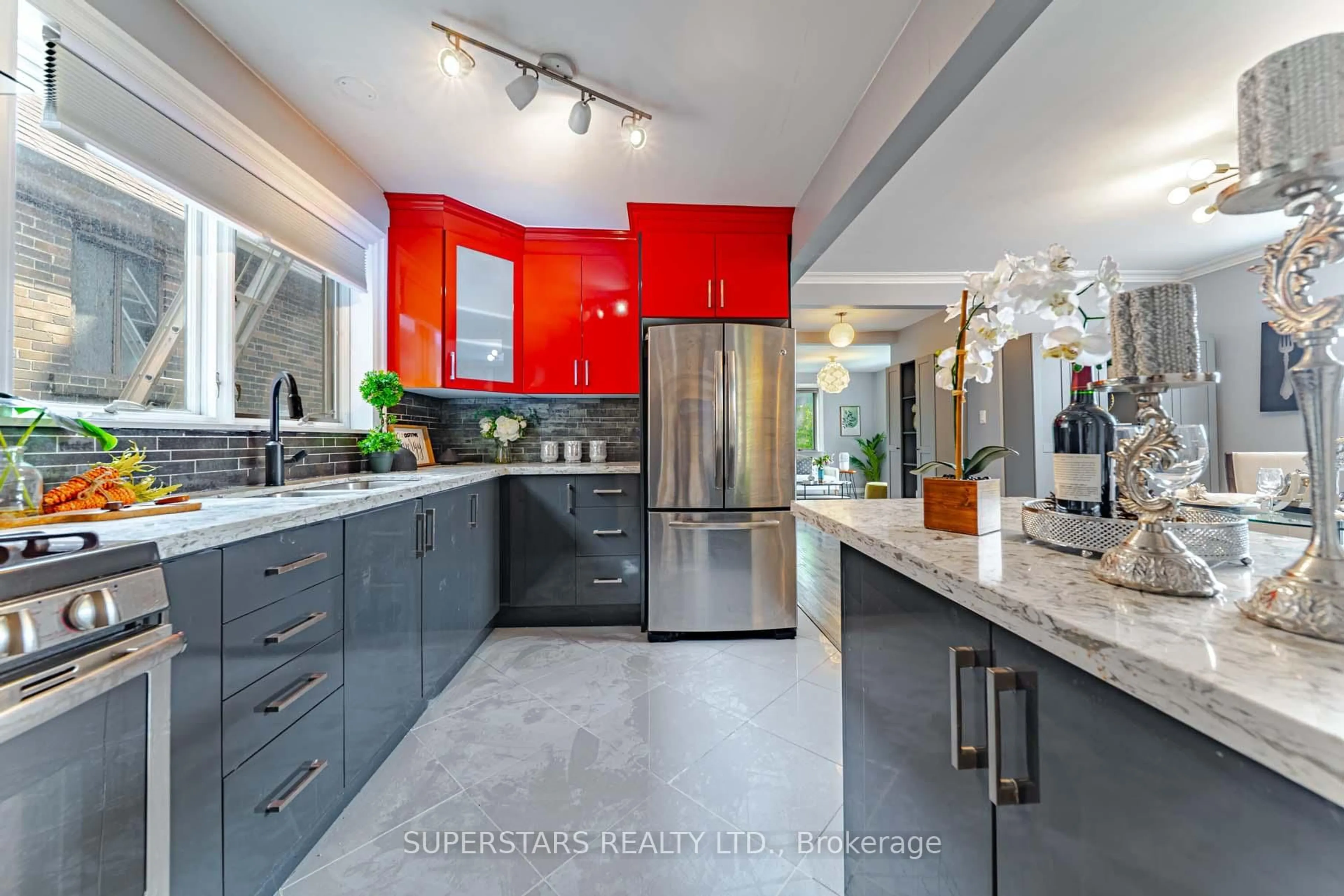 Contemporary kitchen, unknown for 29 Crestview Rd, Toronto Ontario M5N 1H5