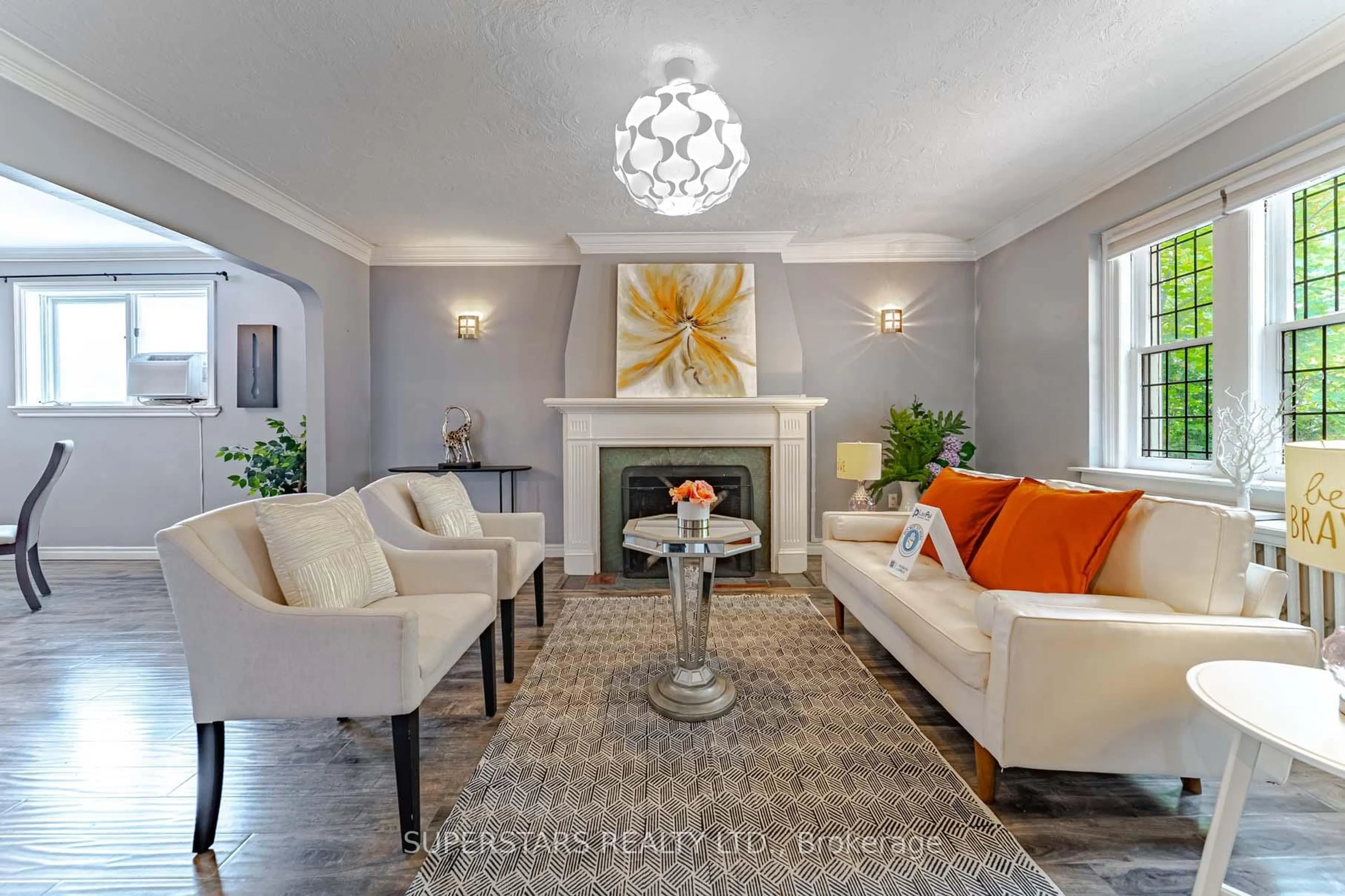Living room with furniture, unknown for 29 Crestview Rd, Toronto Ontario M5N 1H5