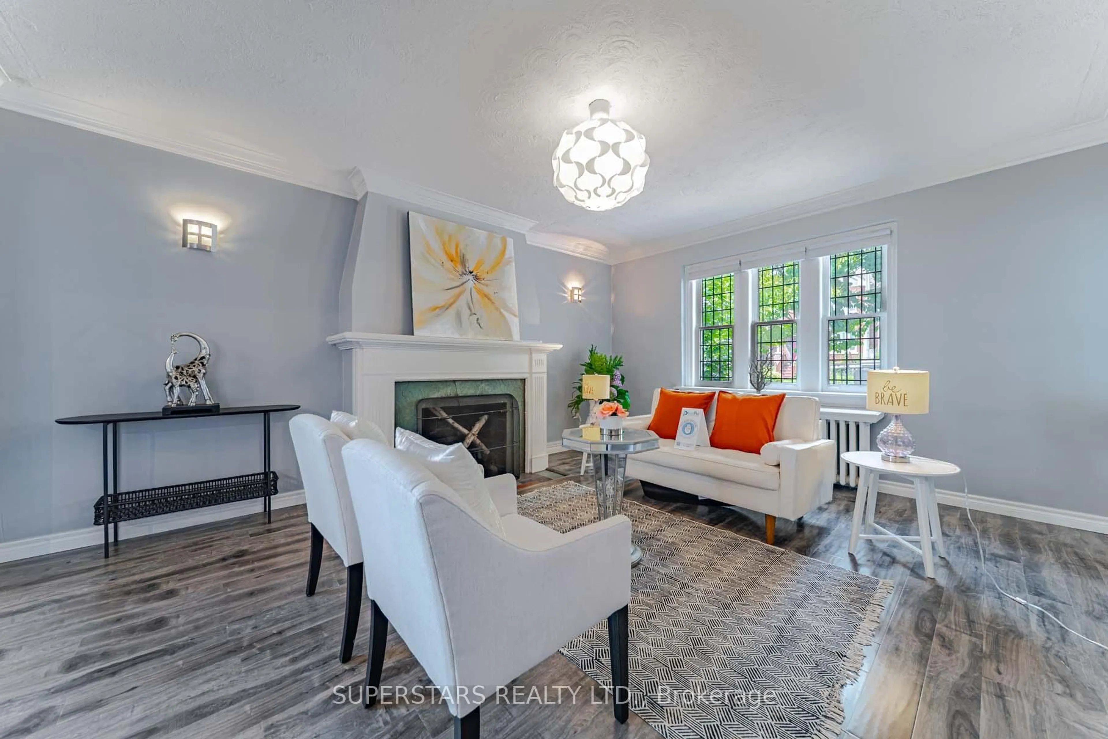 Living room with furniture, unknown for 29 Crestview Rd, Toronto Ontario M5N 1H5