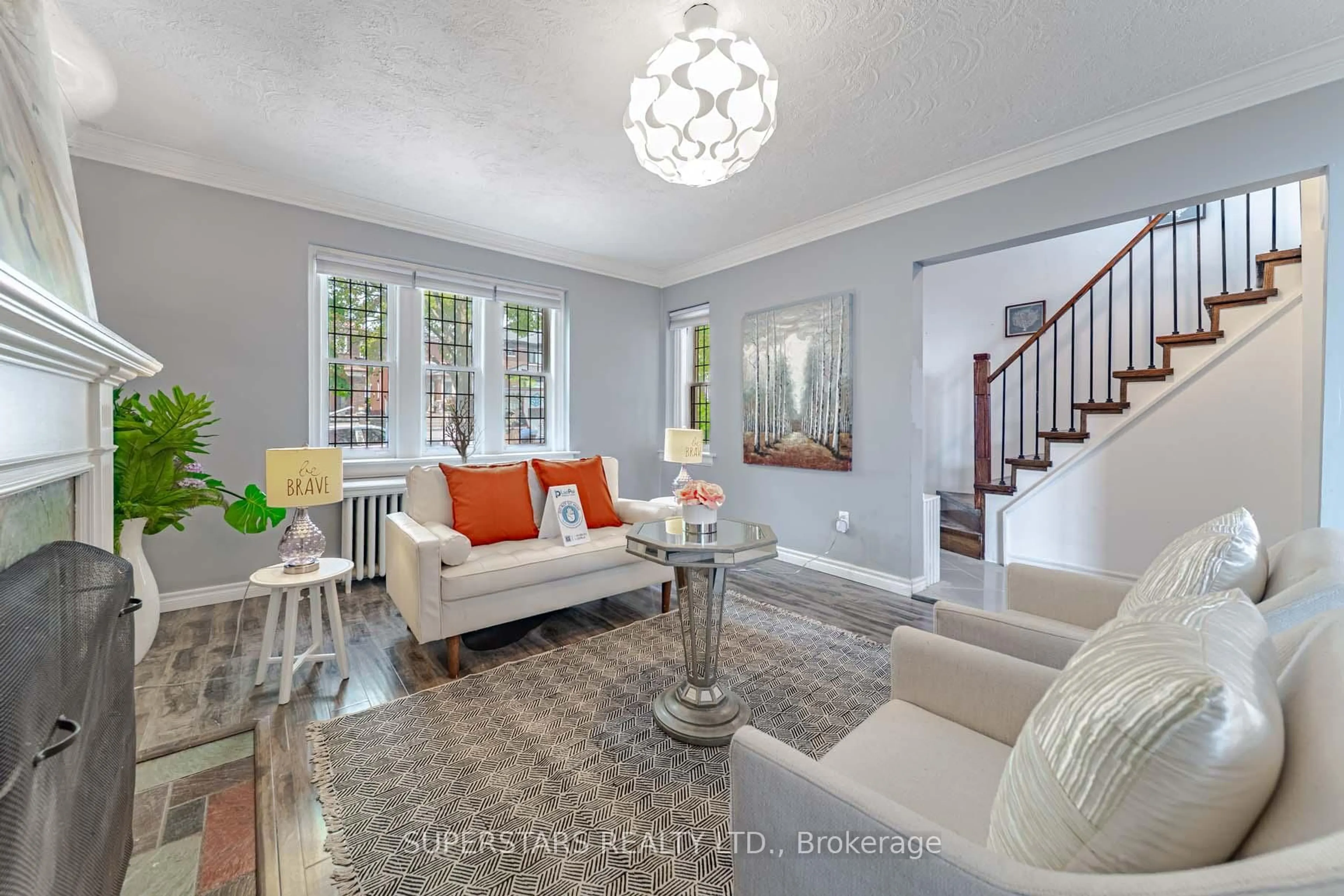 Living room with furniture, unknown for 29 Crestview Rd, Toronto Ontario M5N 1H5