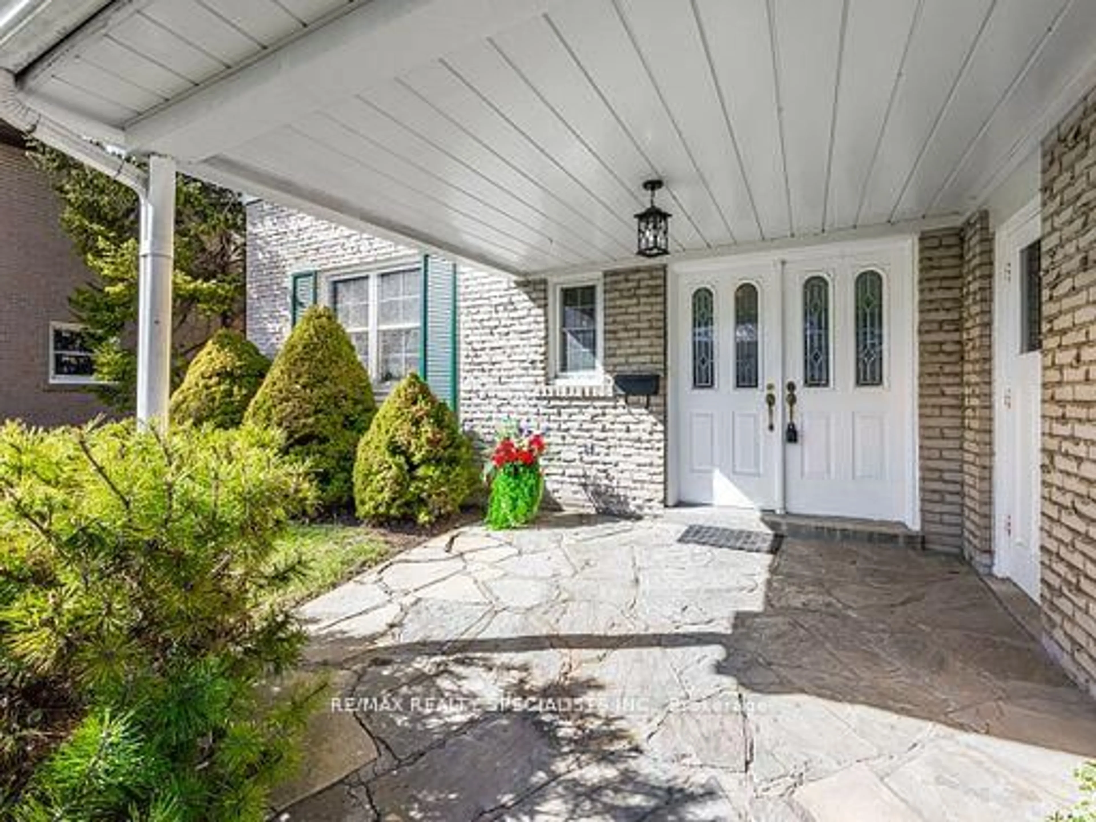 Indoor entryway for 8 Beveridge Dr, Toronto Ontario M3A 1N9