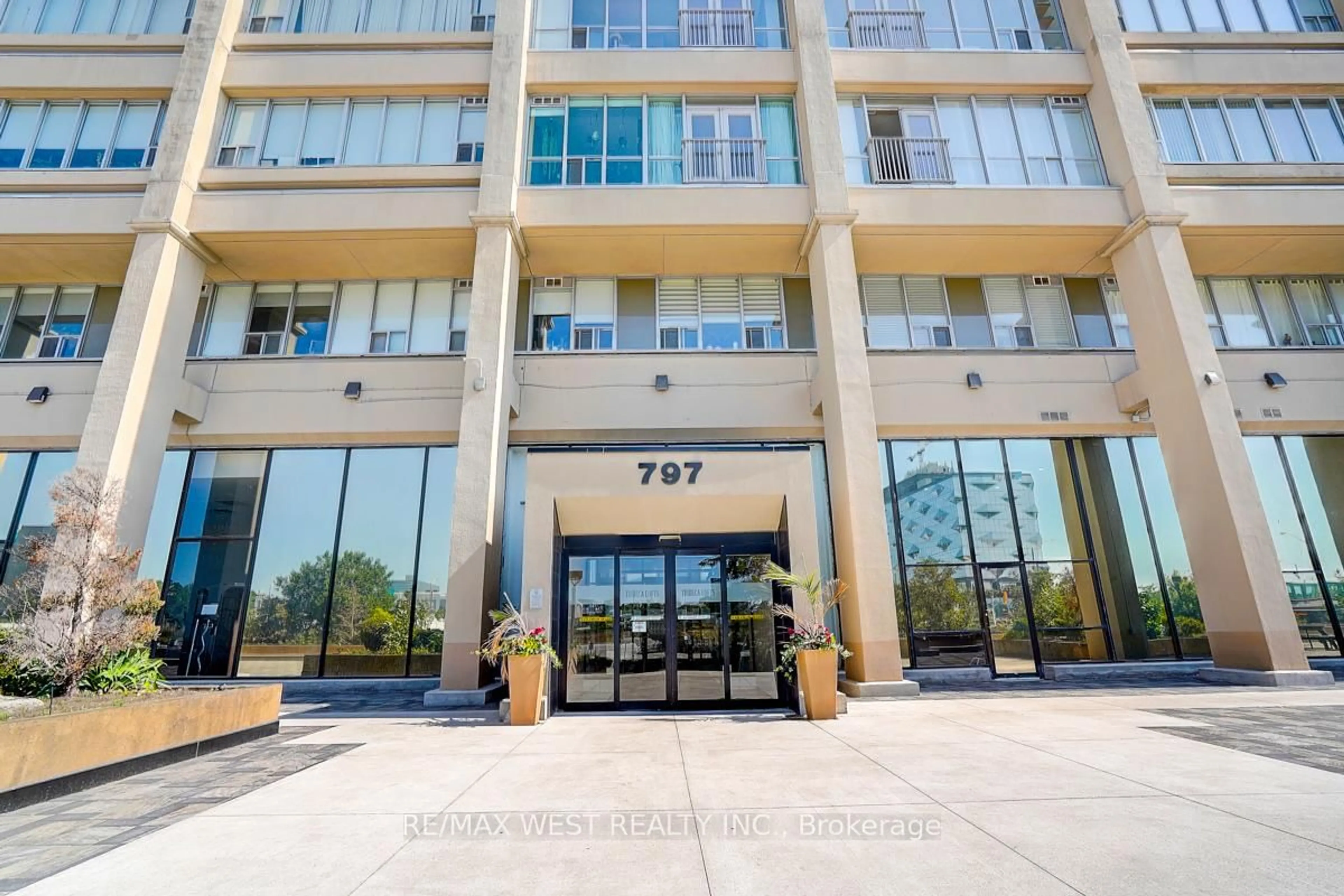 Indoor foyer for 797 Don Mills Rd #1001, Toronto Ontario M3C 1V1