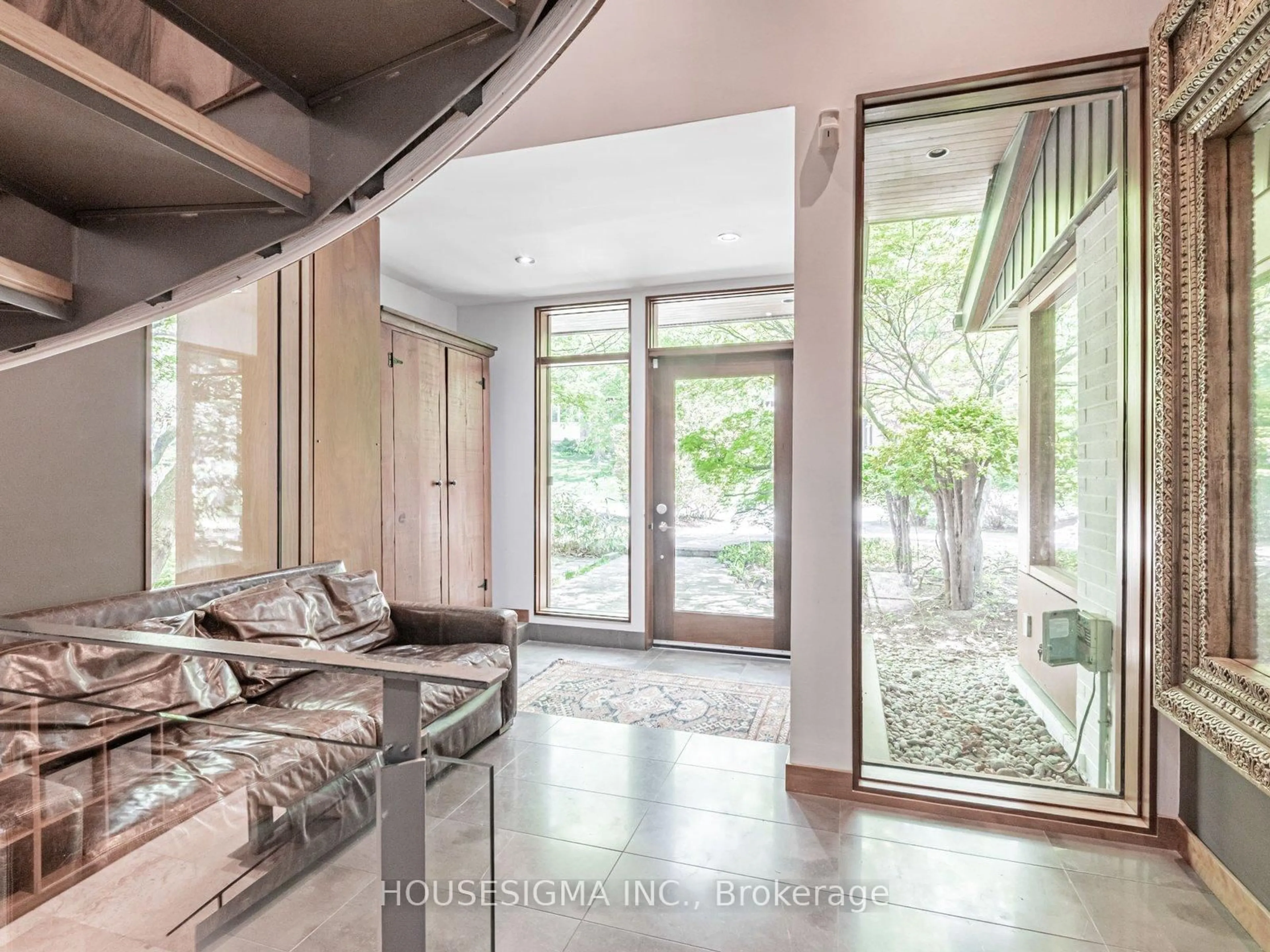 Indoor entryway for 94 Laurentide Dr, Toronto Ontario M3A 3E5