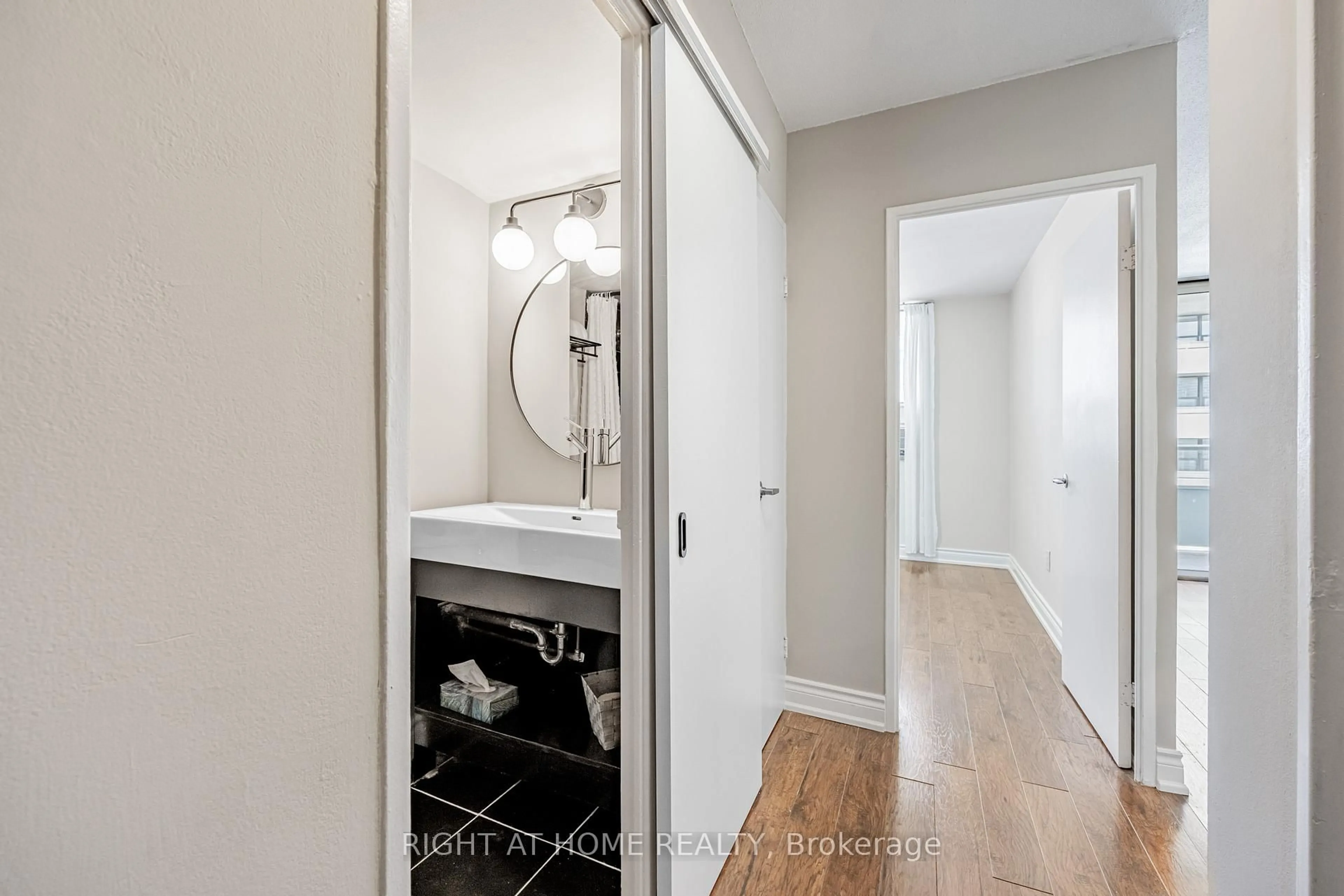 Indoor entryway for 30 Gloucester St #2109, Toronto Ontario M4Y 1L8