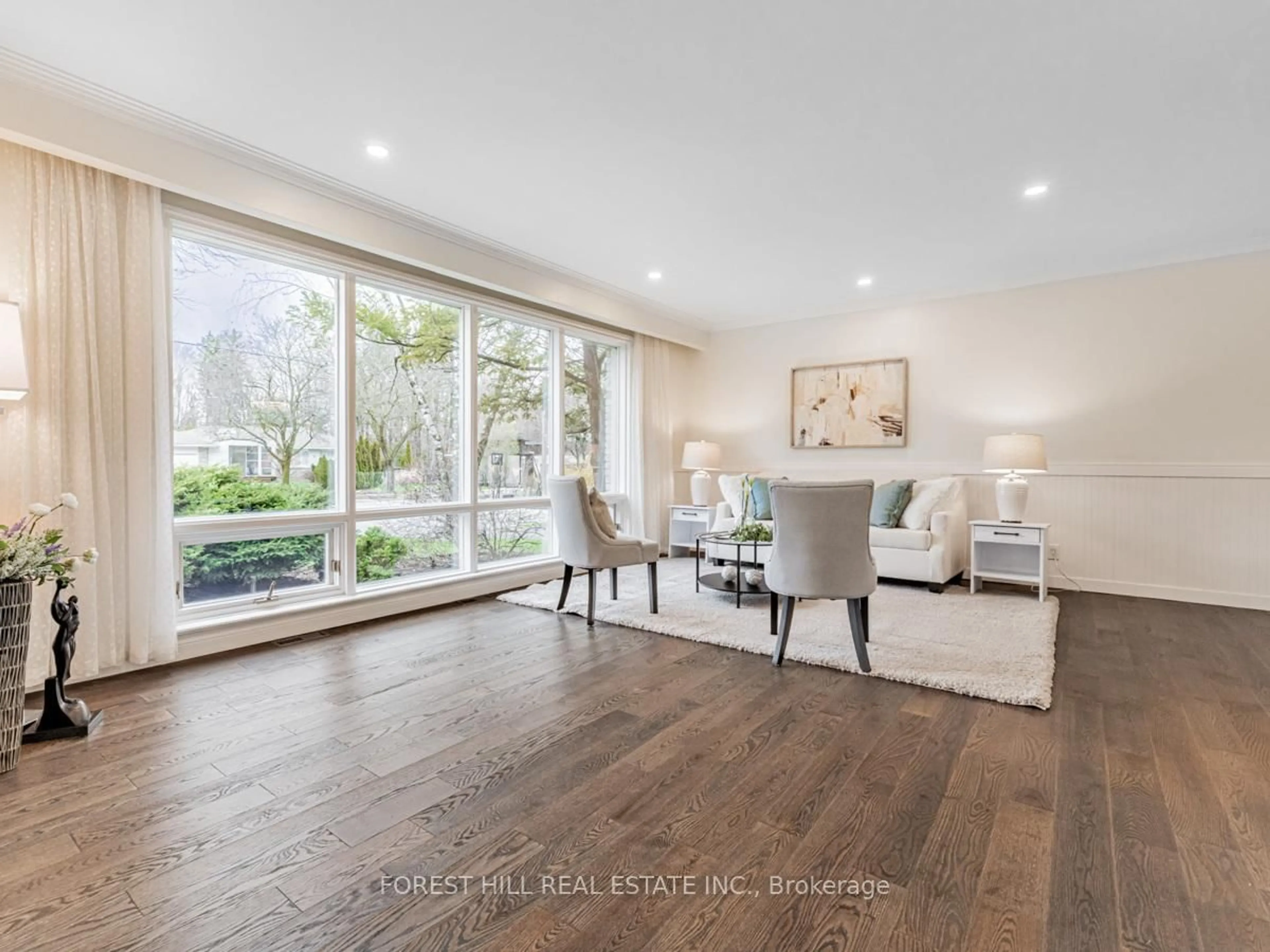 Living room with furniture, wood/laminate floor for 137 Citation Dr, Toronto Ontario M2K 1T3
