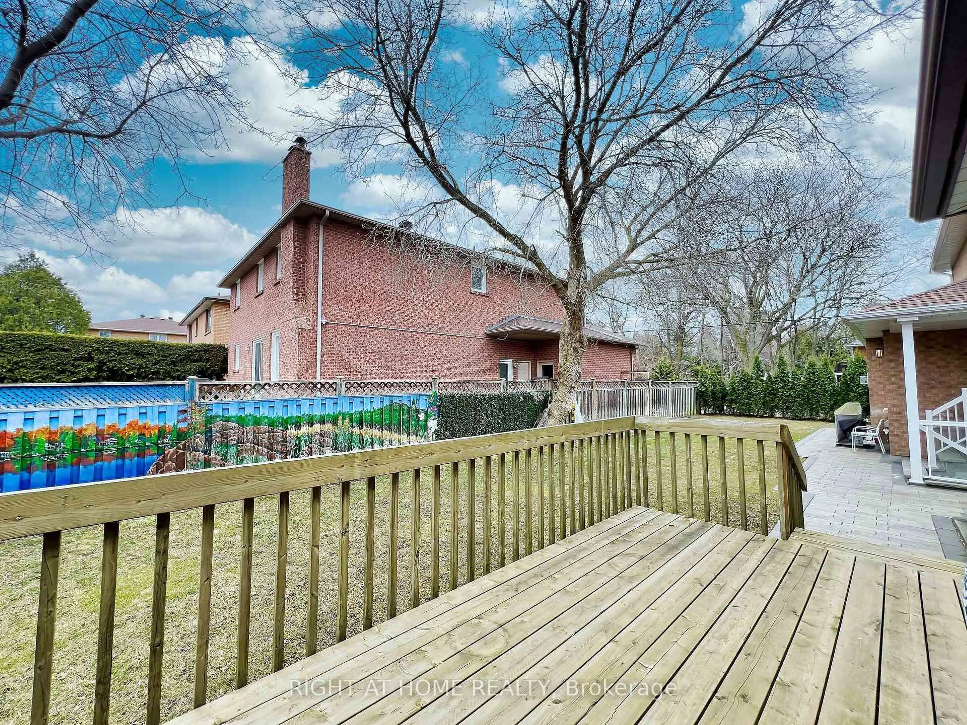 A pic from outside/outdoor area/front of a property/back of a property/a pic from drone, street for 150 Holmes Ave, Toronto Ontario M2N 4M6