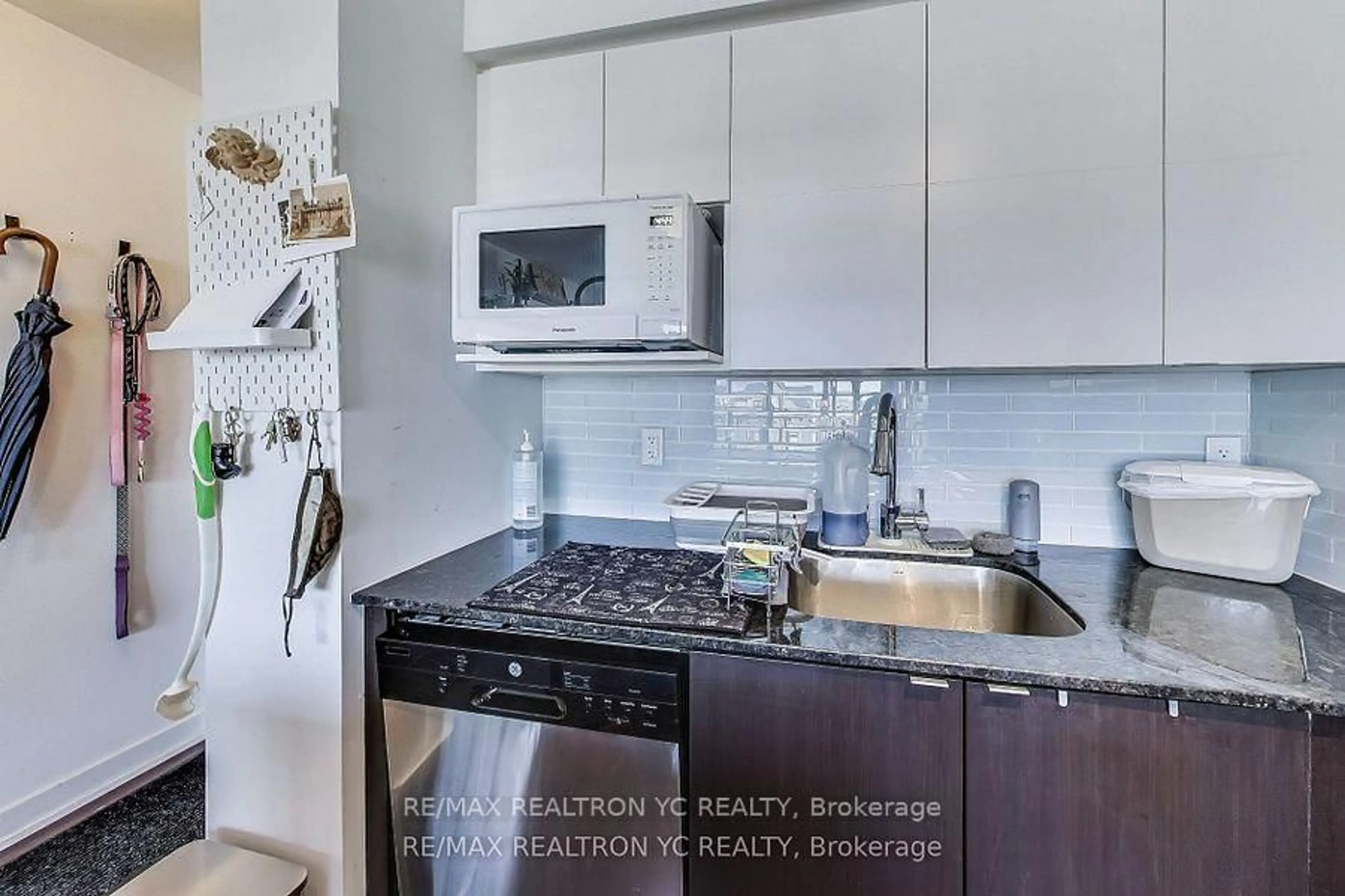 Standard kitchen, unknown for 120 Varna Dr #520, Toronto Ontario M6A 0B3