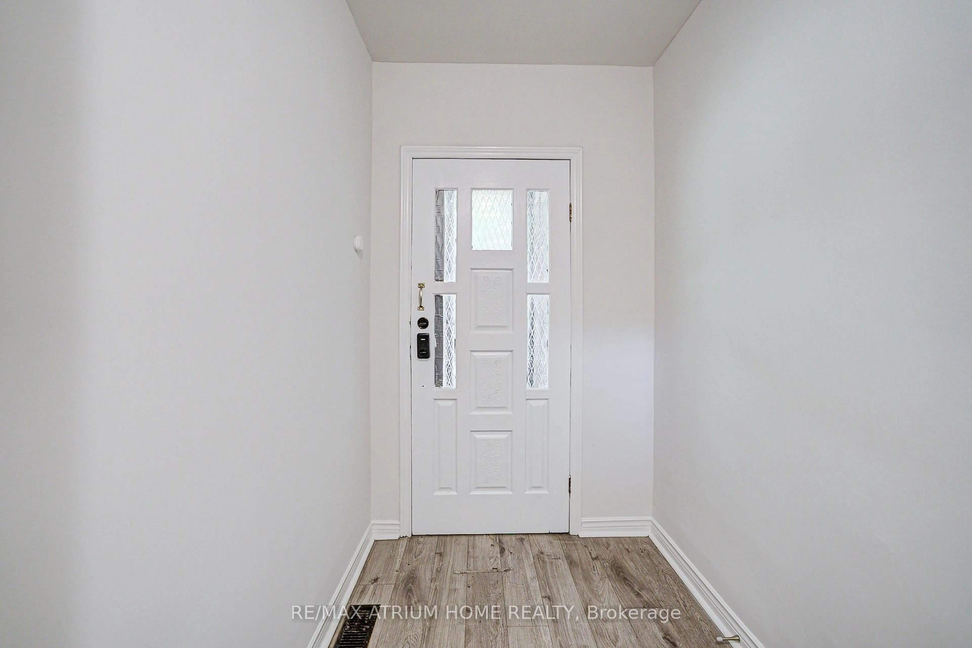 Indoor entryway for 1000 Dundas St, Toronto Ontario M6J 1W6