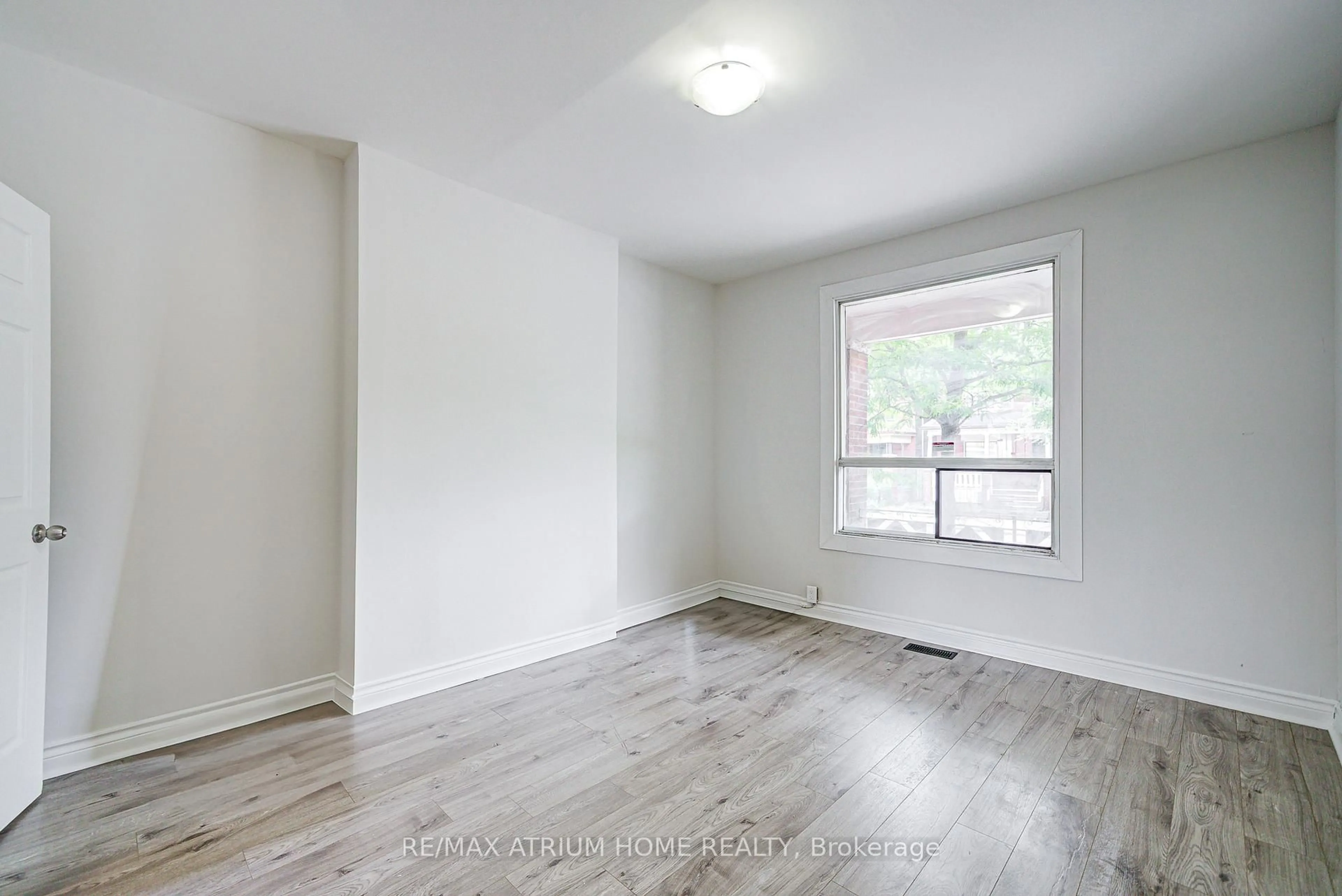 A pic of a room for 1000 Dundas St, Toronto Ontario M6J 1W6