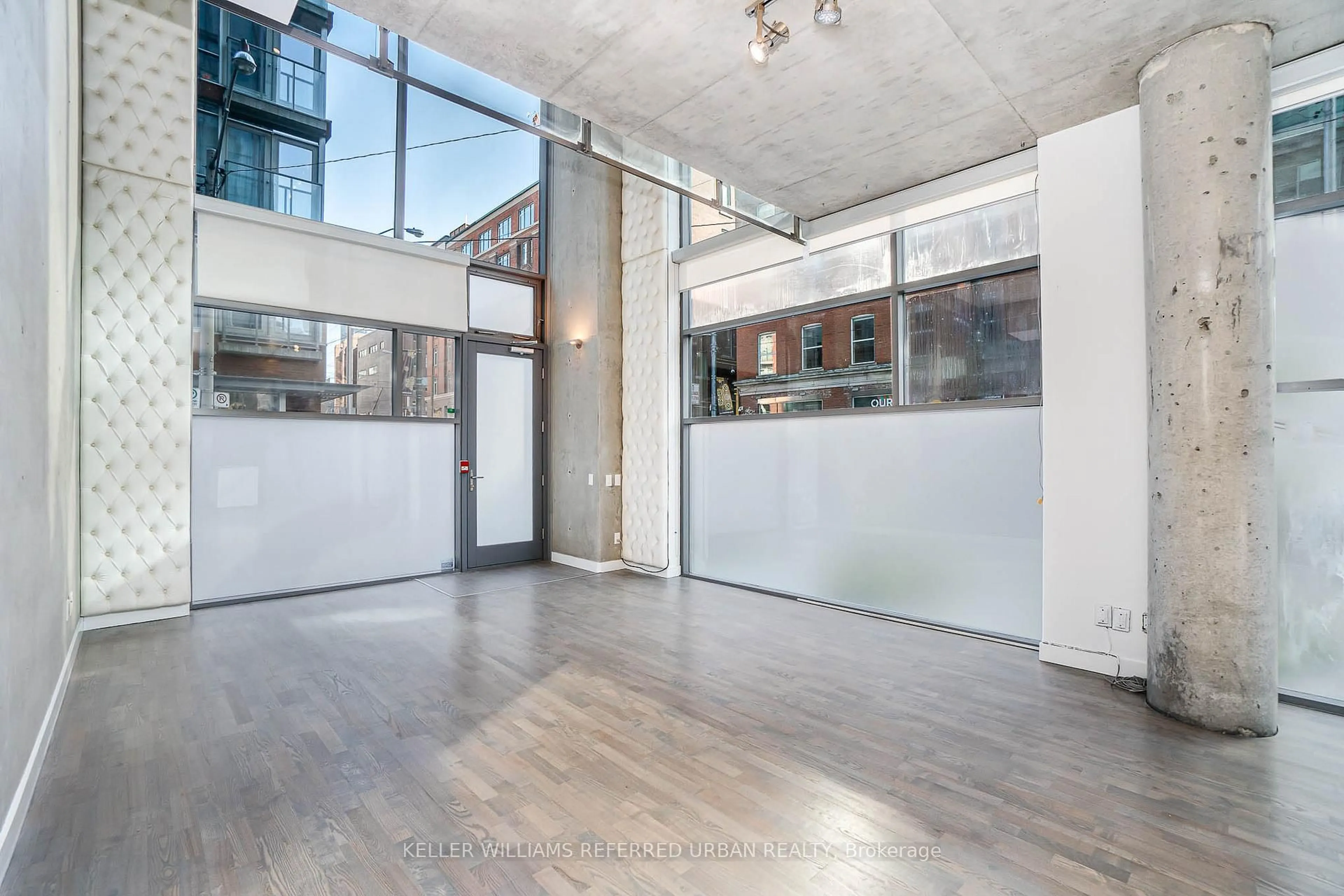 Indoor foyer for 25 Oxley St #Th1, Toronto Ontario M5V 2J5
