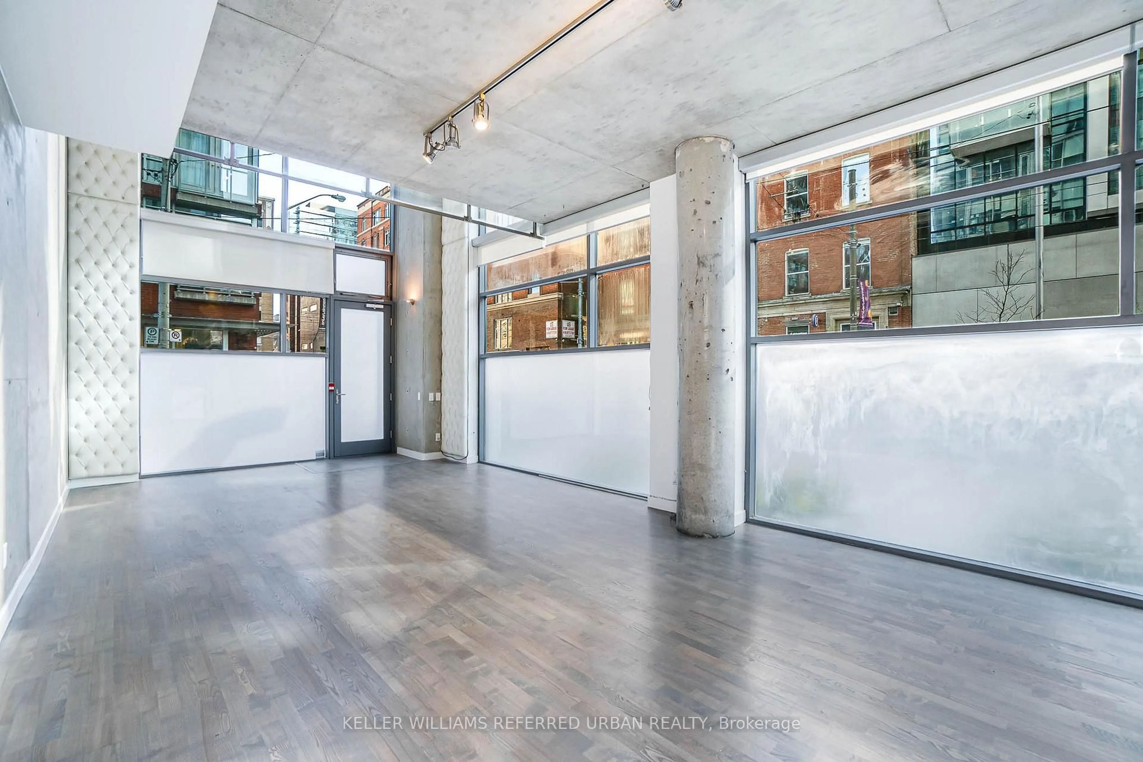 Indoor foyer for 25 Oxley St #Th1, Toronto Ontario M5V 2J5