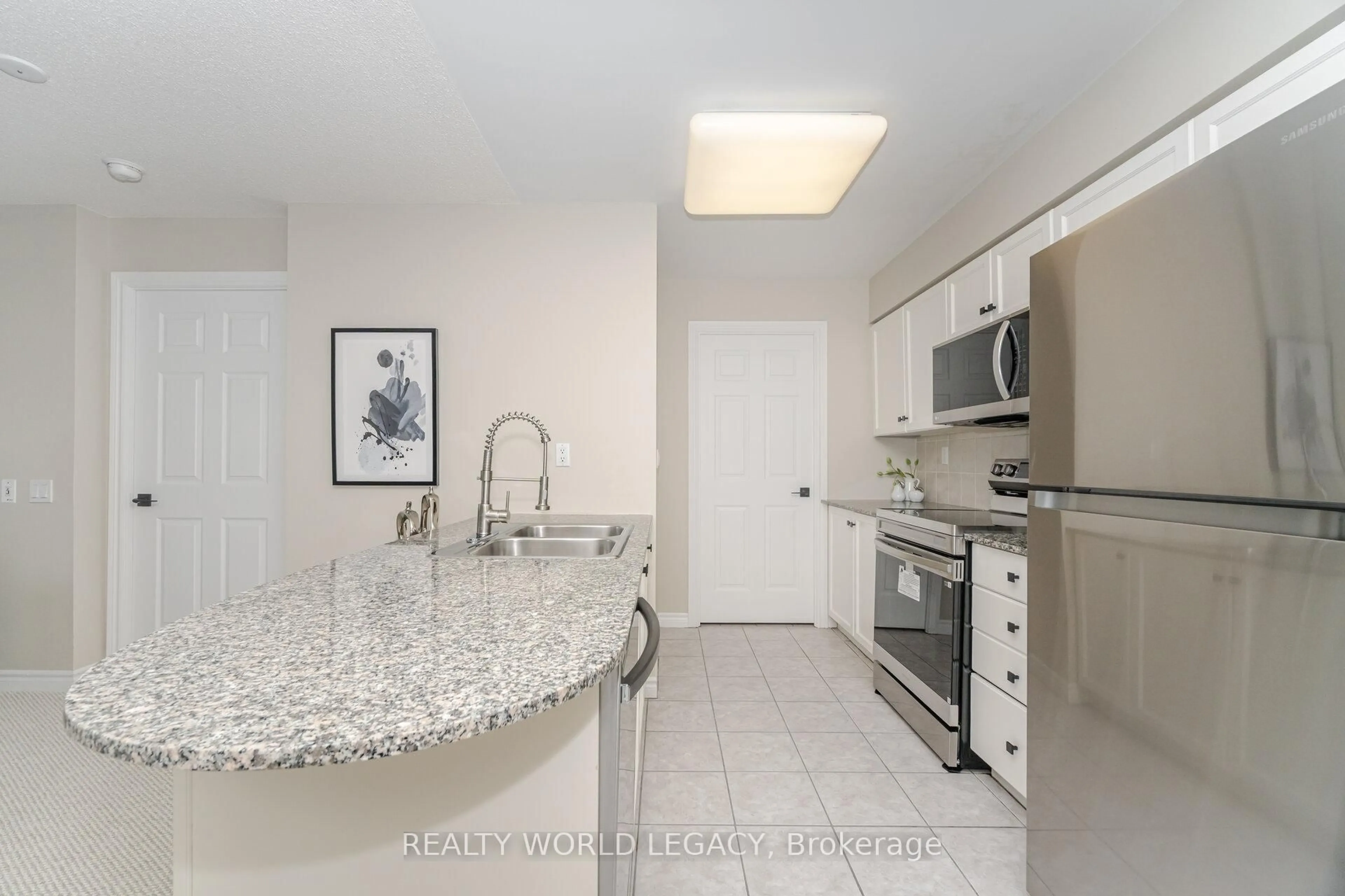 Standard kitchen, ceramic/tile floor for 1720 Eglinton Ave #610, Toronto Ontario M4A 2X8