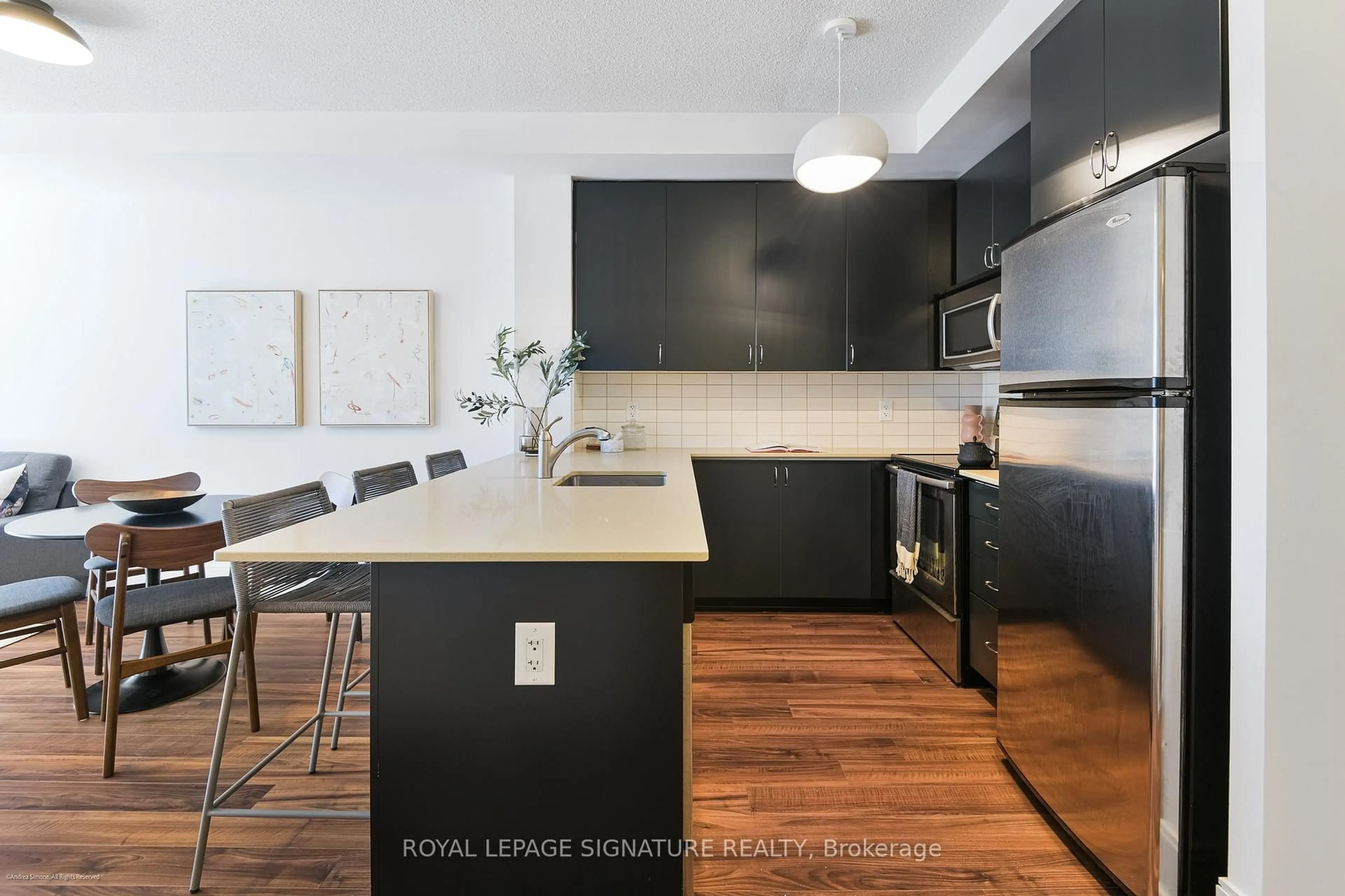 Open concept kitchen, wood/laminate floor for 560 Front St #1007, Toronto Ontario M5V 1C1