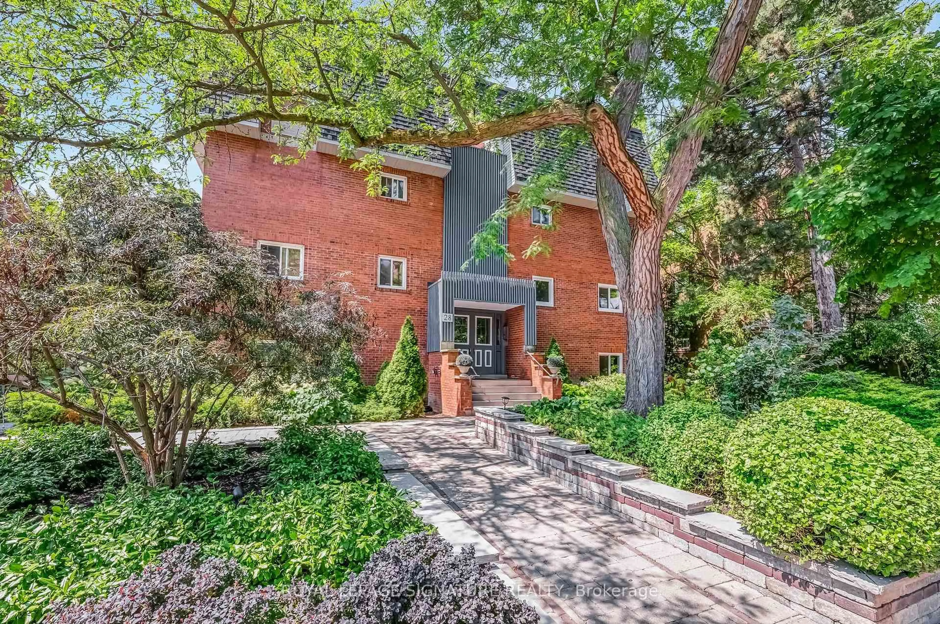 Home with brick exterior material, street for 28 Admiral Rd #10, Toronto Ontario M5R 2L5
