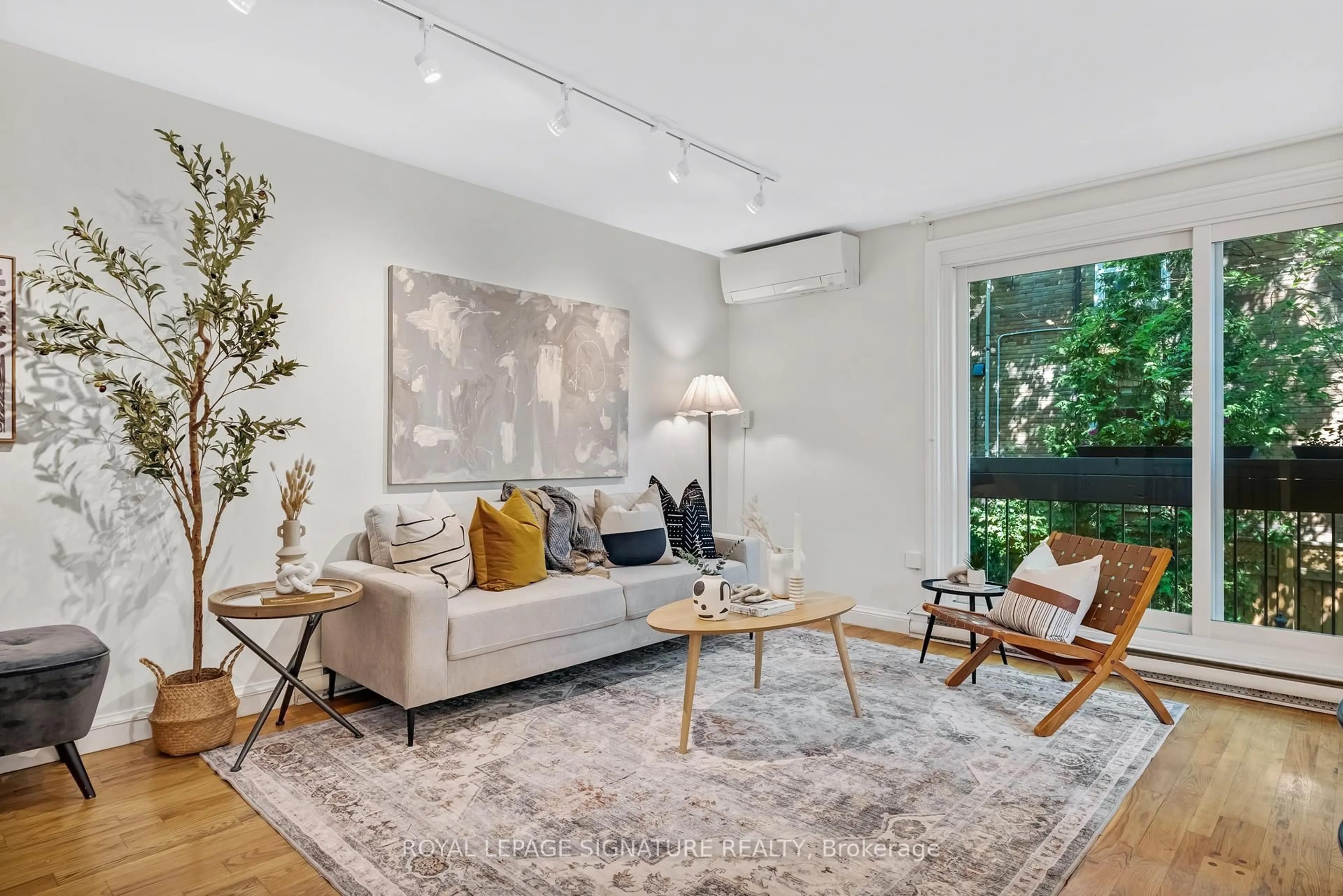 Living room with furniture, unknown for 28 Admiral Rd #10, Toronto Ontario M5R 2L5