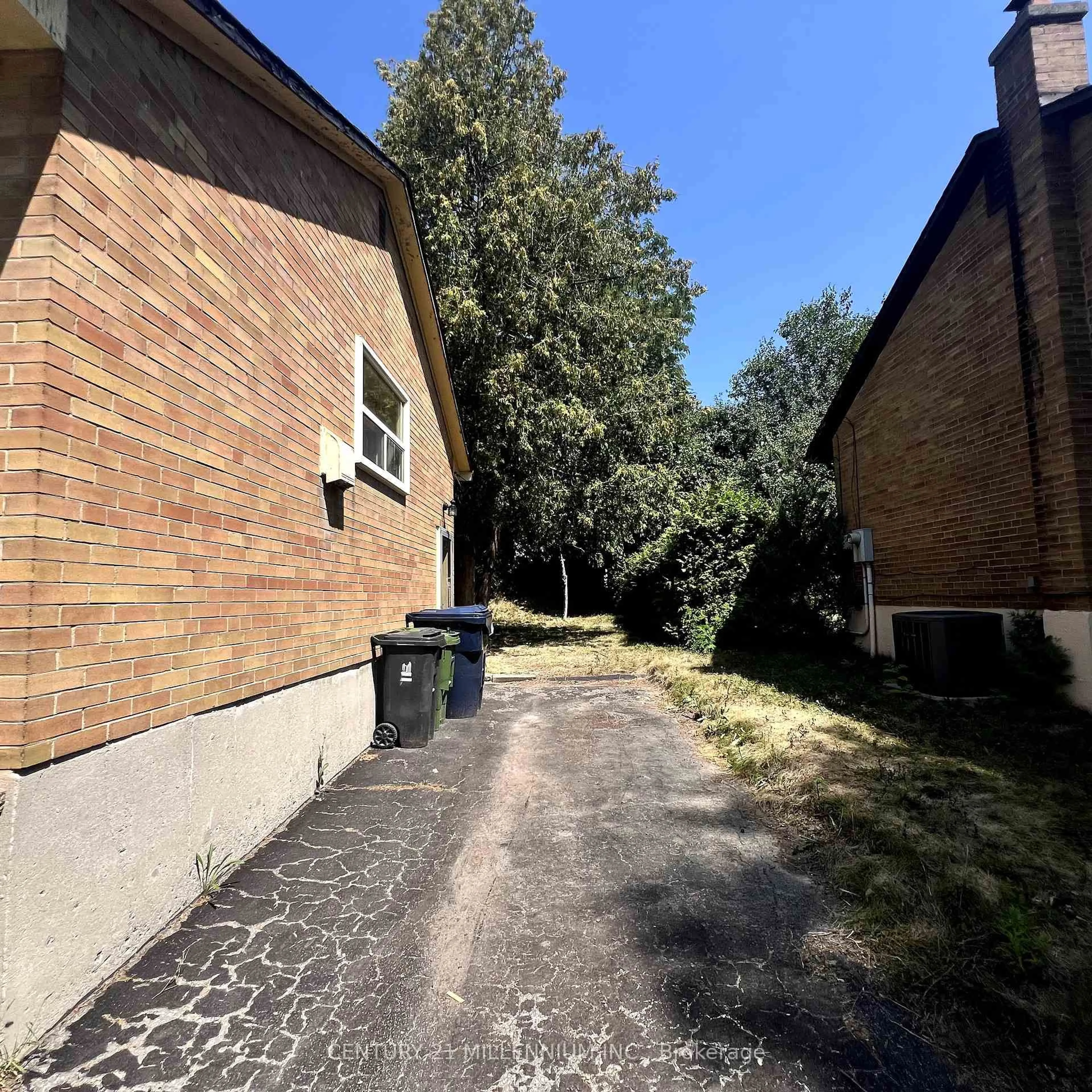 A pic from outside/outdoor area/front of a property/back of a property/a pic from drone, street for 171 Cottonwood Dr, Toronto Ontario M3C 2B3