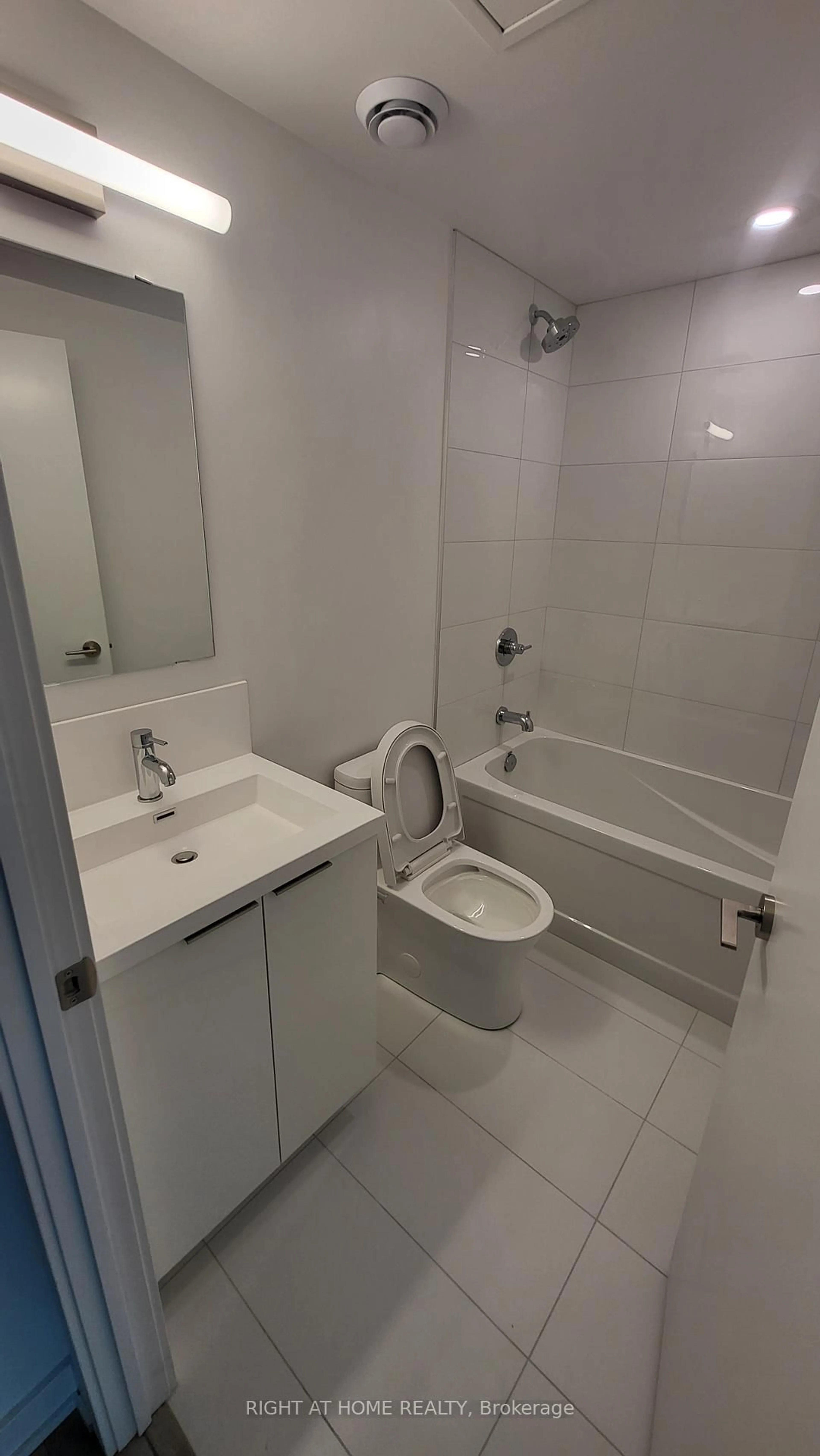 Standard bathroom, unknown for 121 St. Patrick St #511, Toronto Ontario M5T 3C1
