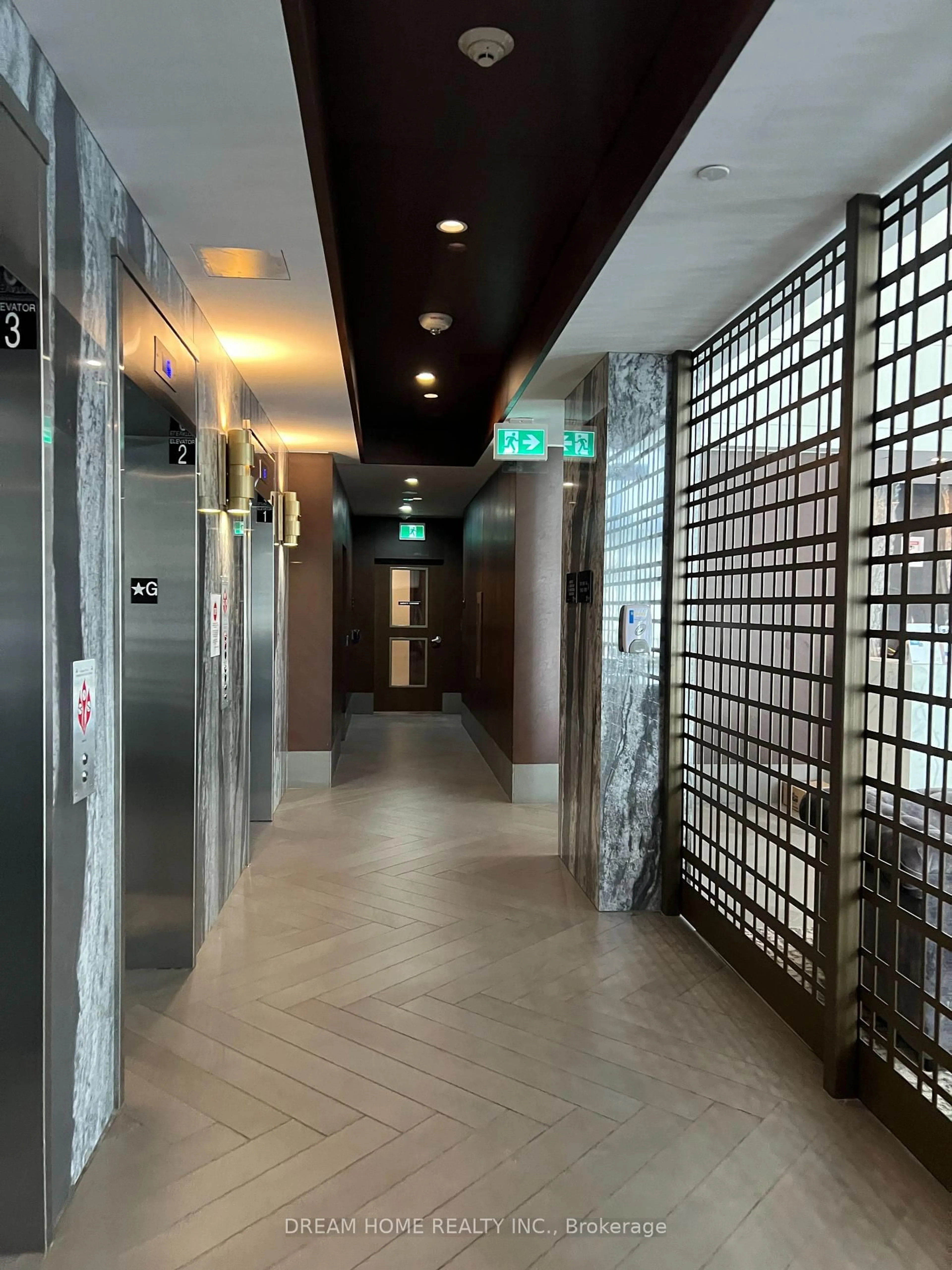 Indoor foyer for 38 Iannuzzi St #807, Toronto Ontario M5V 0S2