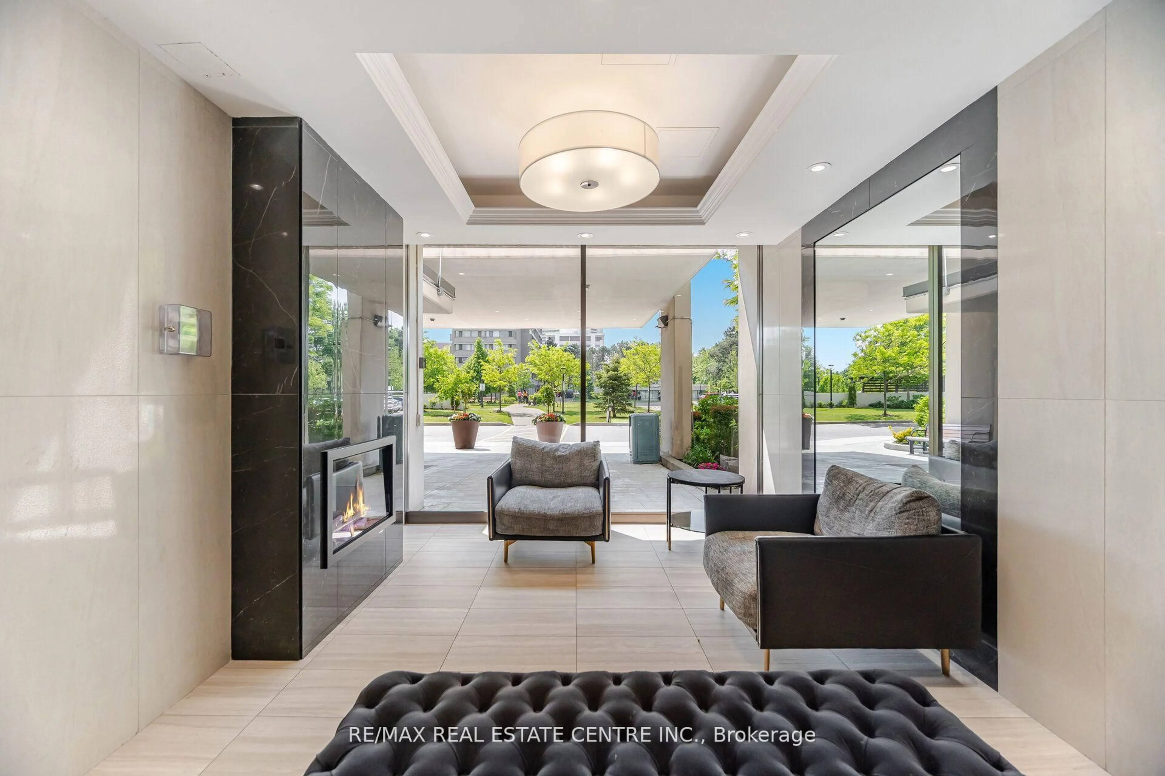 Indoor foyer for 735 Don Mills Rd #2601, Toronto Ontario M3C 1T1