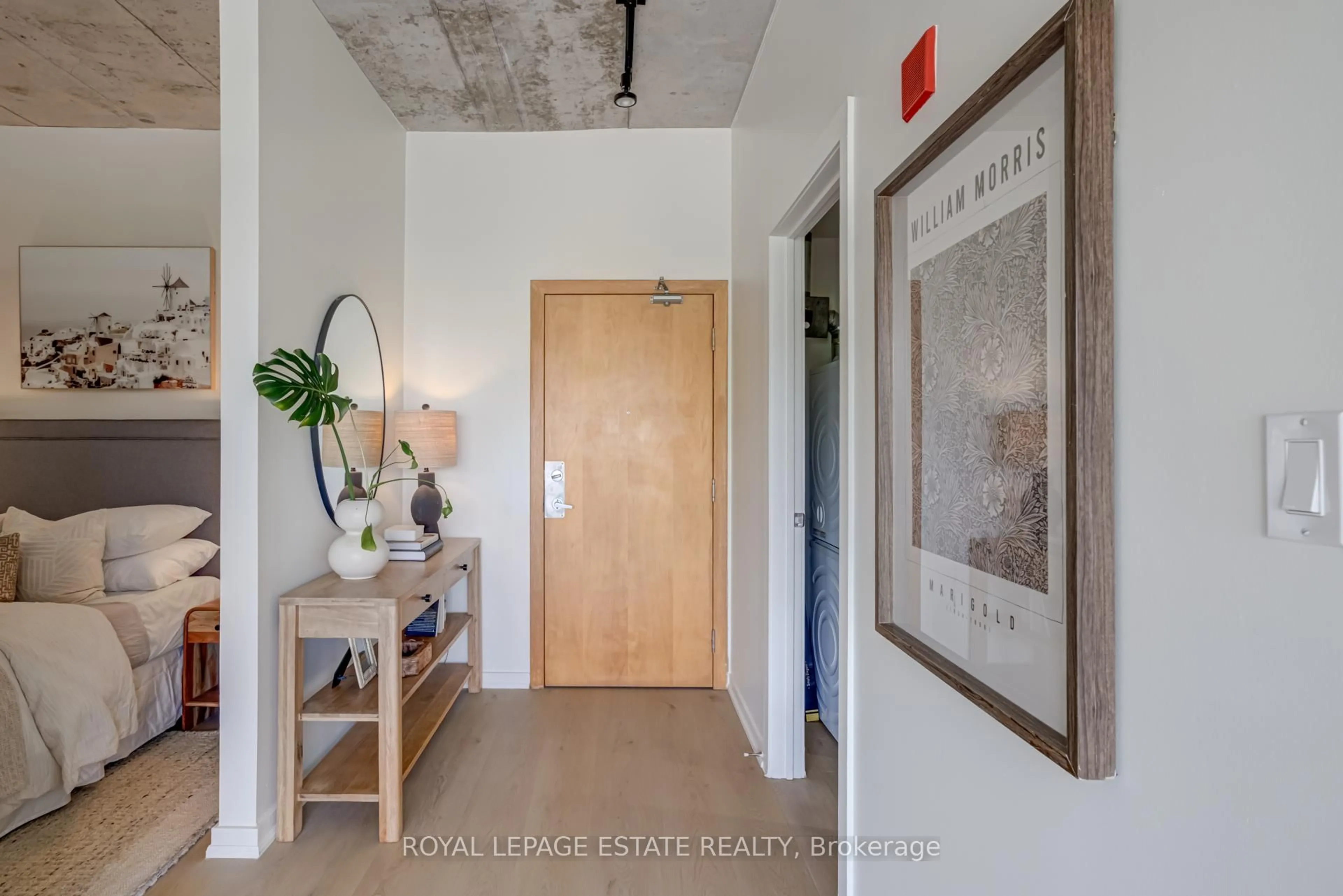 Indoor entryway for 833 King St #311, Toronto Ontario M5V 1N9